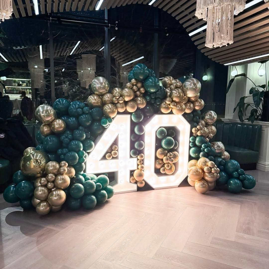 Kit de arco de globos verdes y dorados