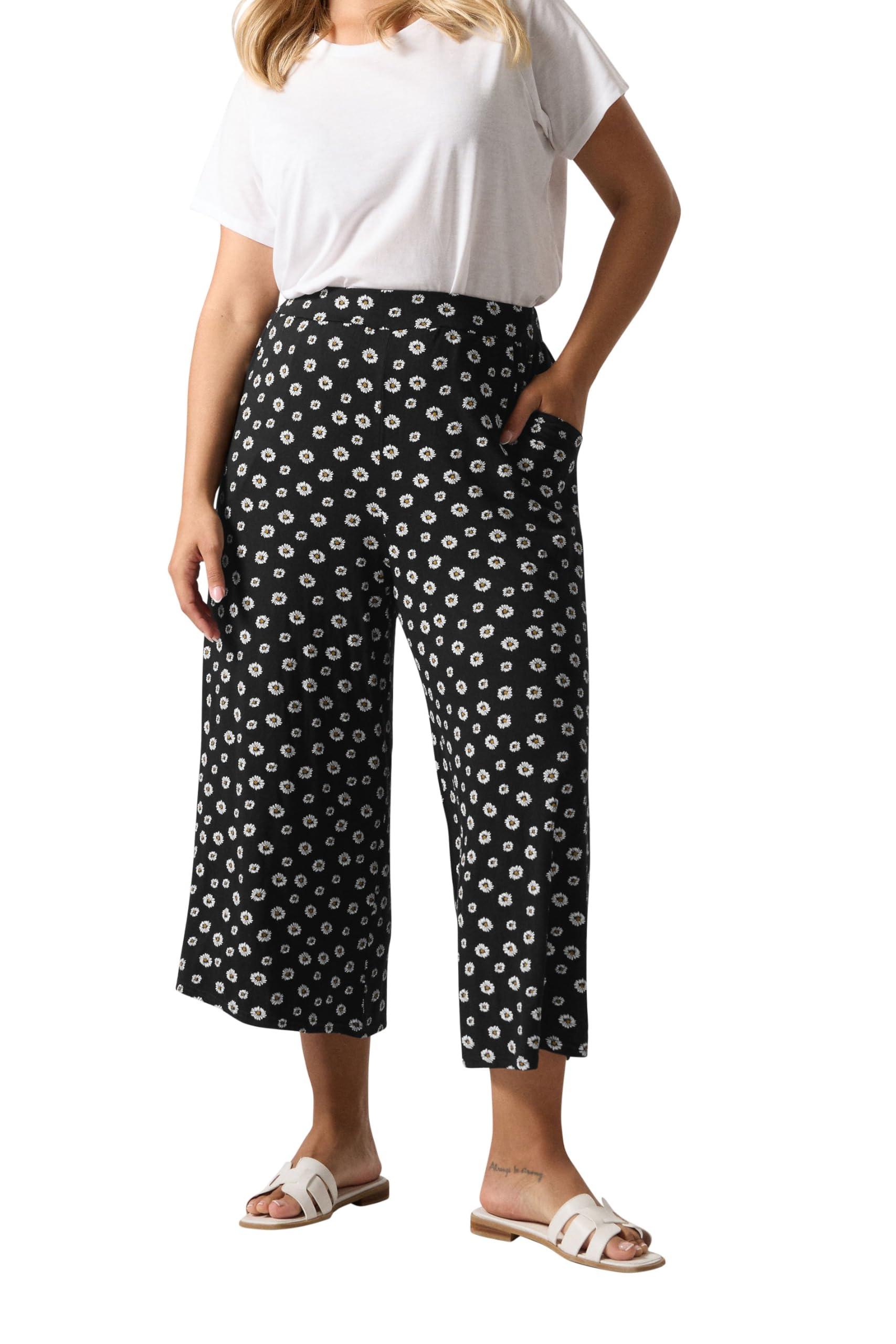 Yours Women's Black Curve Daisy Print Cropped Trousers - Plus Size Curve