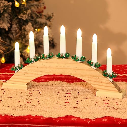 Miniatura 1 de Lewondr Candelabro sueco de Navidad, 7 velas cónicas sin llama con alimentación USB, luz de vela de ventana de Navidad con agujas de pino, luz de