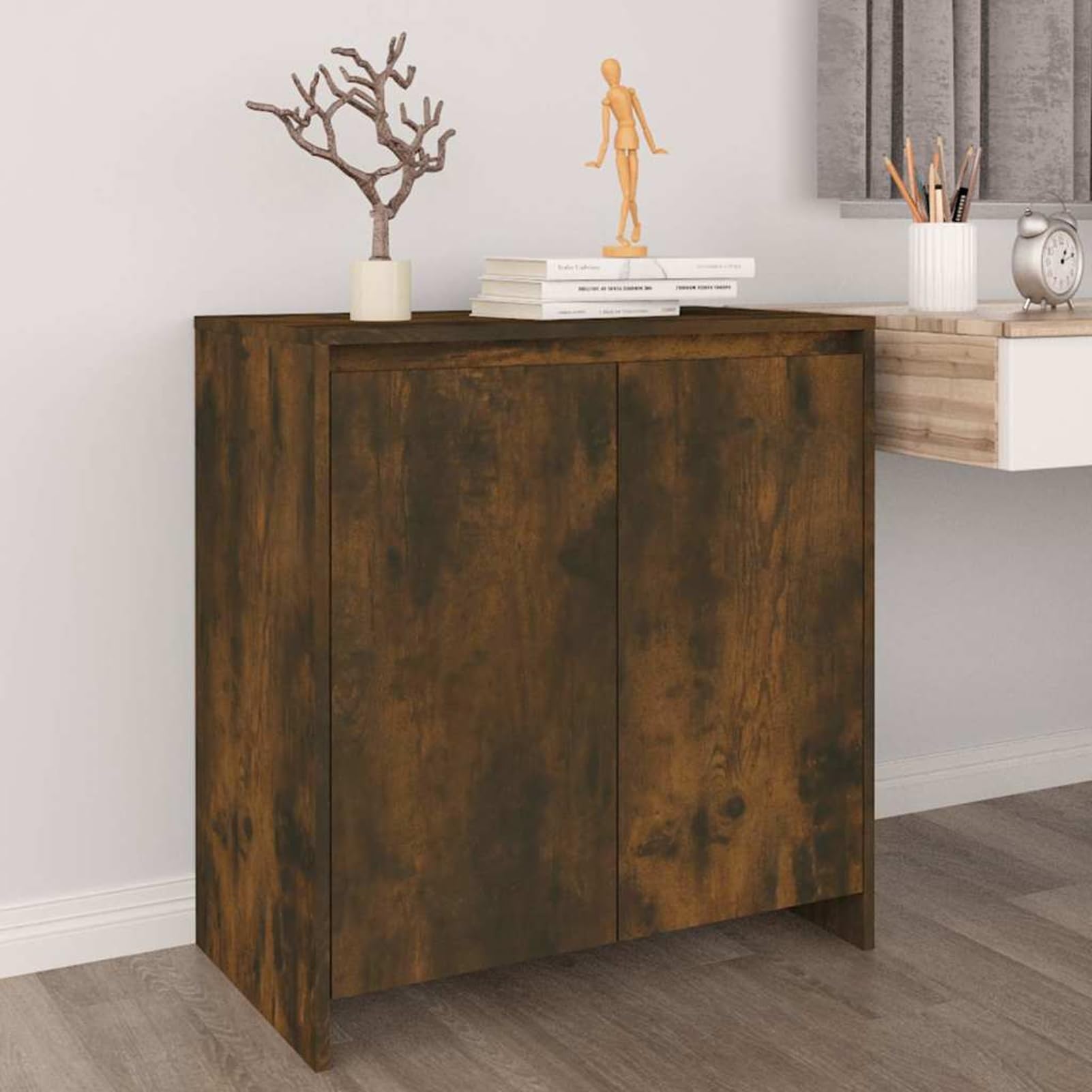 Kredens z materiału drewnopochodnego 70 x 41 x 75 cm w kolorze dębu wędzonego z dużą ilością miejsca do przechowywania książek i urządzeń multimedialnych