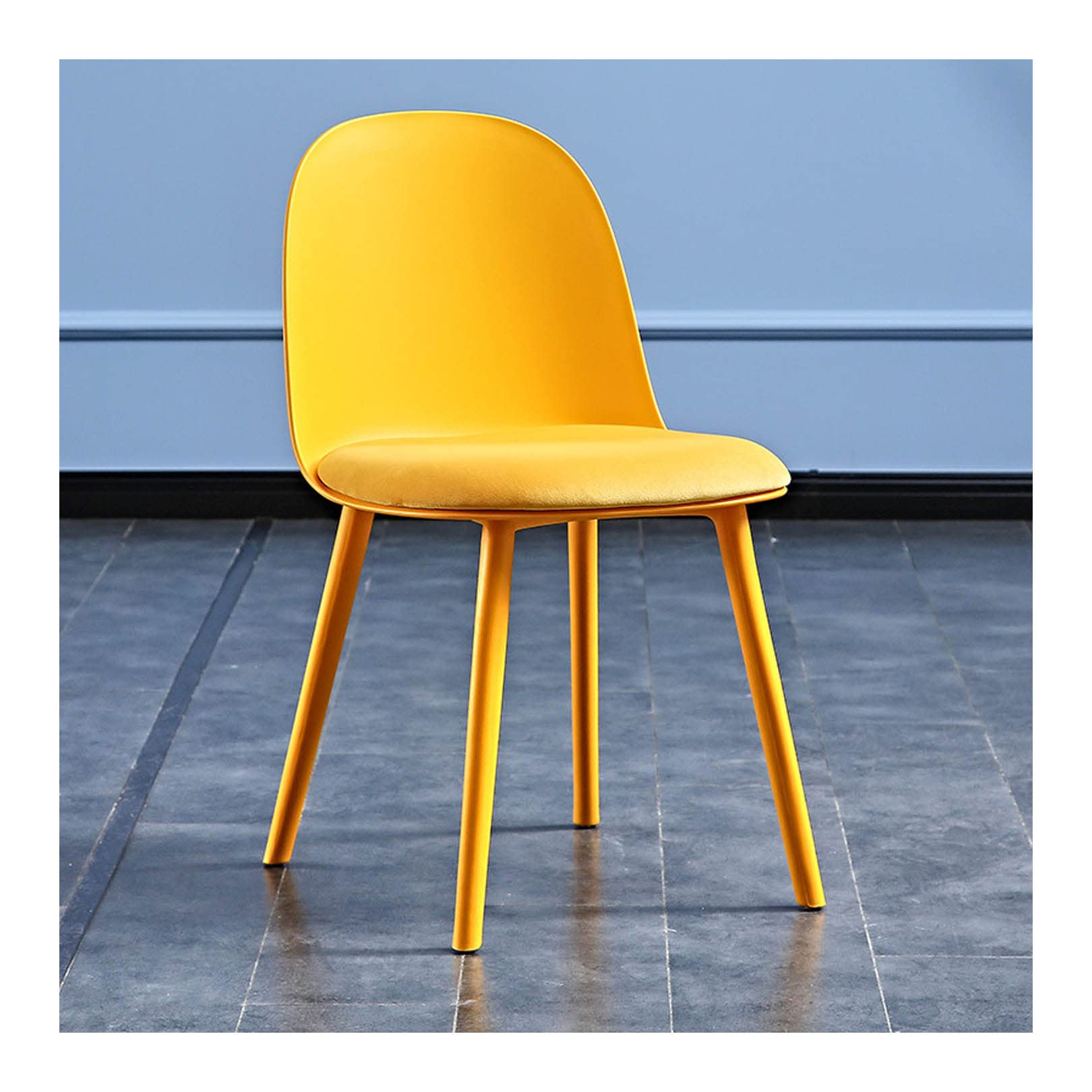 Chaise de cuisine en velours et pieds robustes pour salle à manger