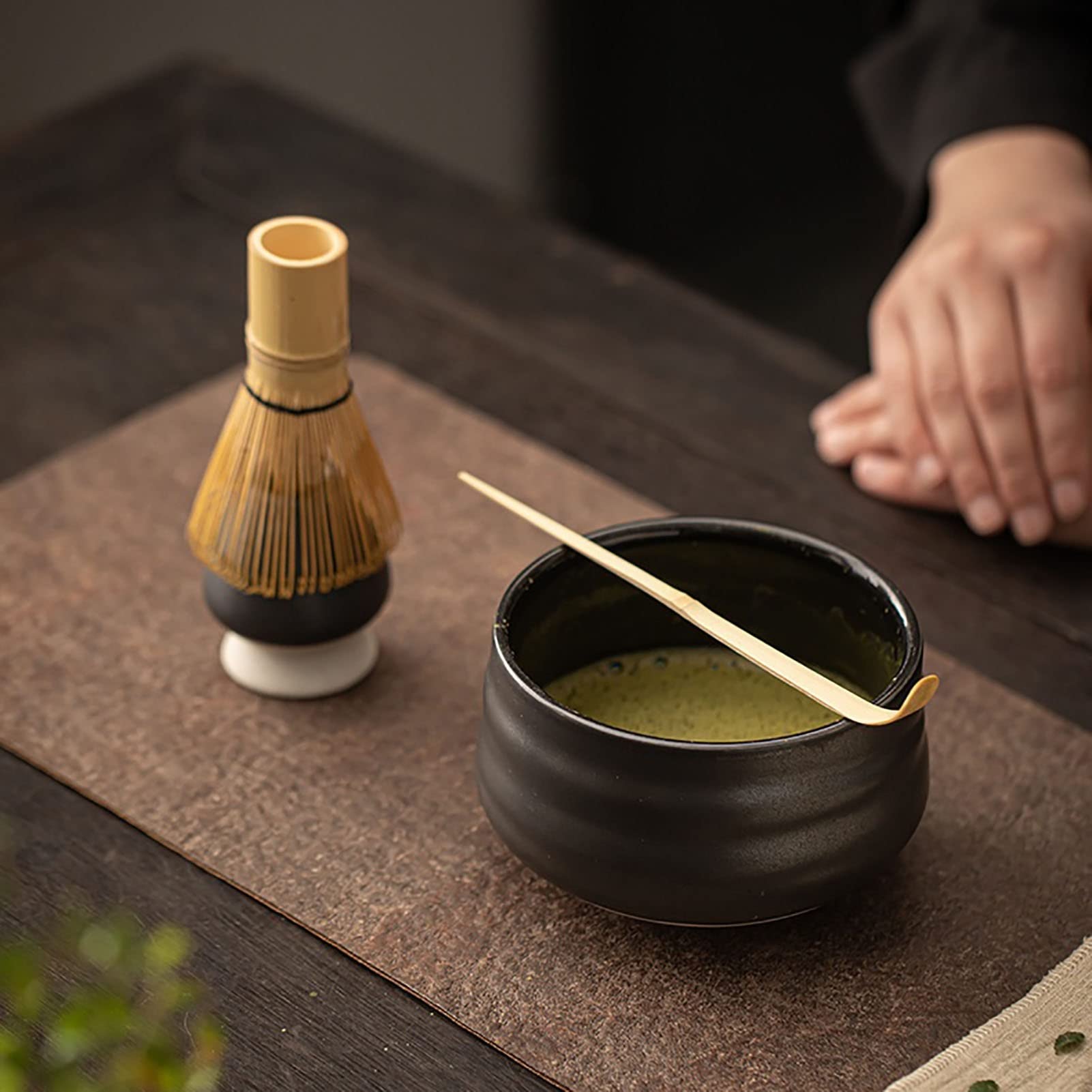 Japanisches Matcha-Besen-Set mit 4-teiligem Matcha-Besen-Set, Besenhalter, Teelöffel und Zubehör – Komplettes Matcha-Teezeremonie-Set für zu Hause (Grau-Schwarz)