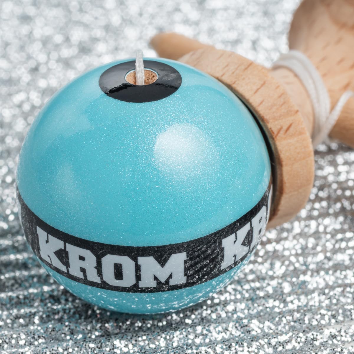 KROM Kendama Micro Sky Blue – Mini Kendama de Madera de Haya – Totalmente jugable – Tamaño de Bolsillo – para Principiantes y Profesionales