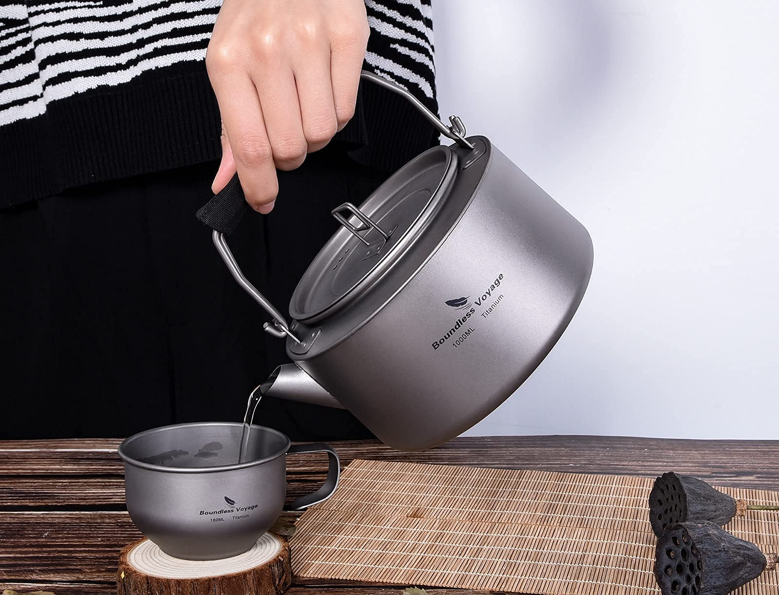 iBasingo Tetera de titanio de 1 litro para acampar gran capacidad, con mango plegable y filtro para interiores y exteriores ultraligera botella de agua duradera para senderismo cocina vajilla