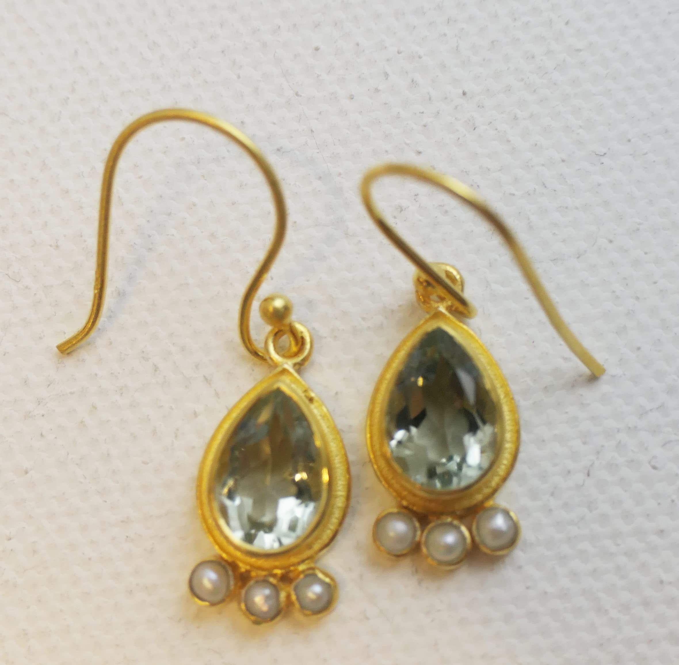Pendientes de plata de ley 925 con baño de oro y amatista verde y perla de agua dulce