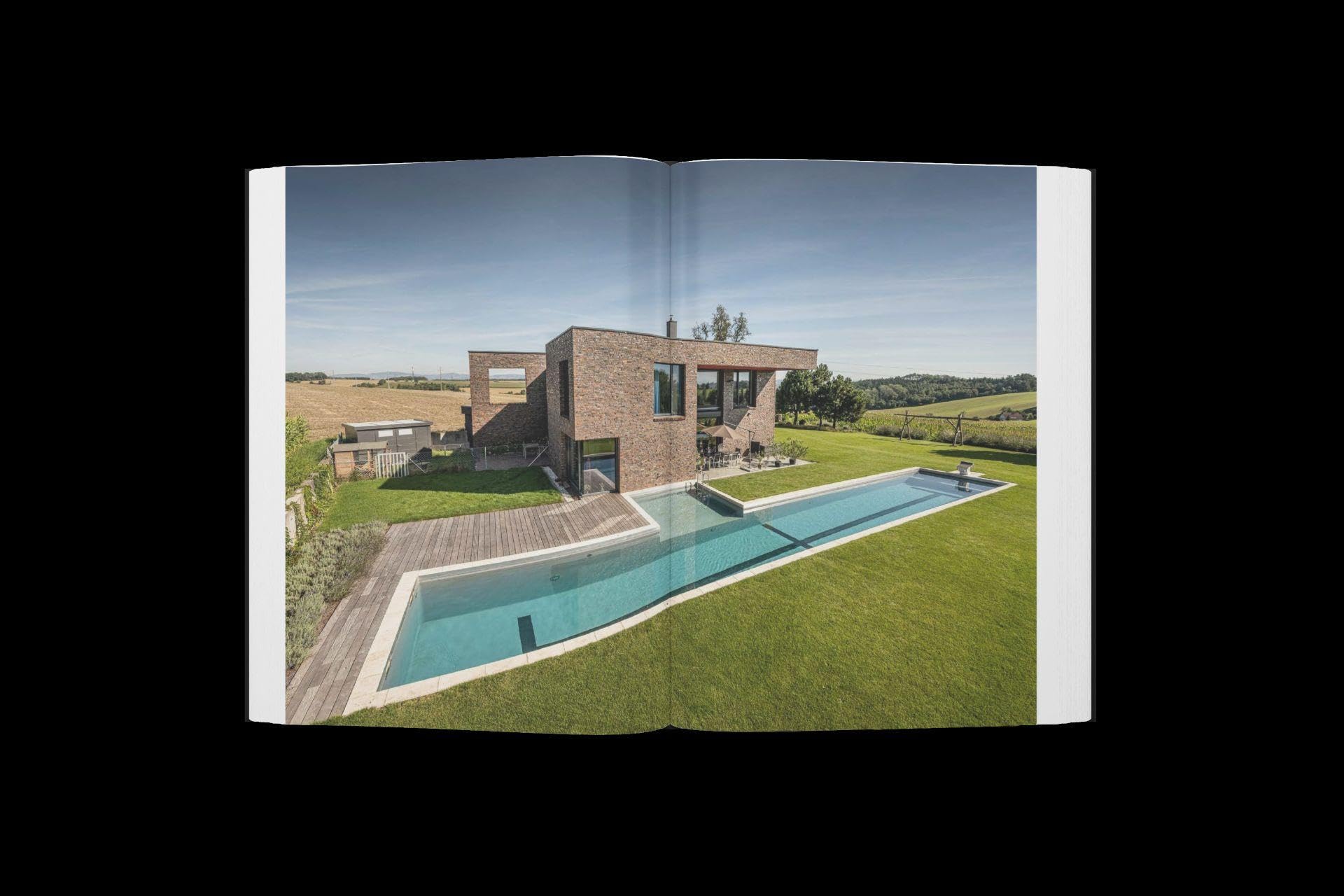 The Art of Living Water: Lebendiges Wasser, zeitloses Design. Die Welt der Naturpools und Schwimmteiche Living Water, timeless design. The world of natural pools and swimming ponds