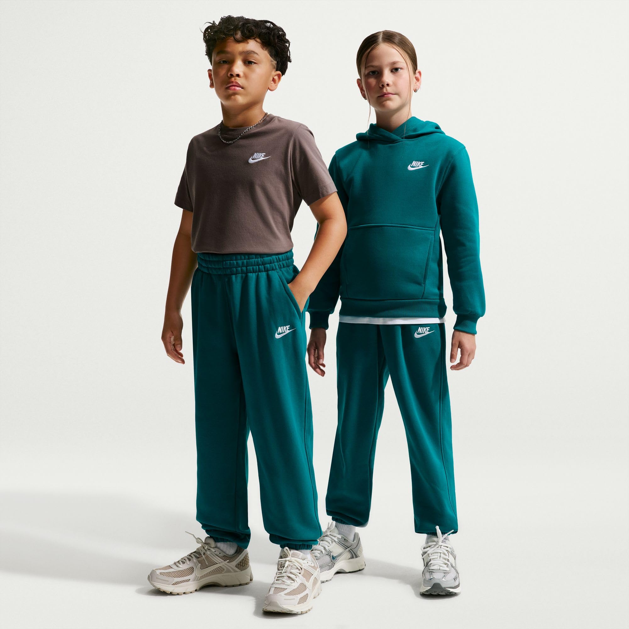 Nike Sportswear Club IQ6116 - Pantaloni Larghi in Pile per Bambini più Grandi