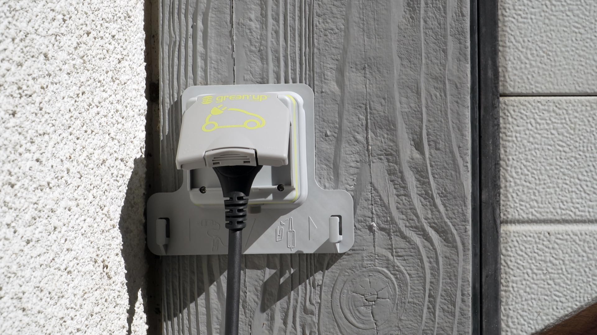 LEGRAND - Prise pour Recharge de Véhicule Electrique Green'up Acess - Prise Murale Complète avec Patère et Interrupteur Différentiel - Pose en Saillie - Fabriqué En France