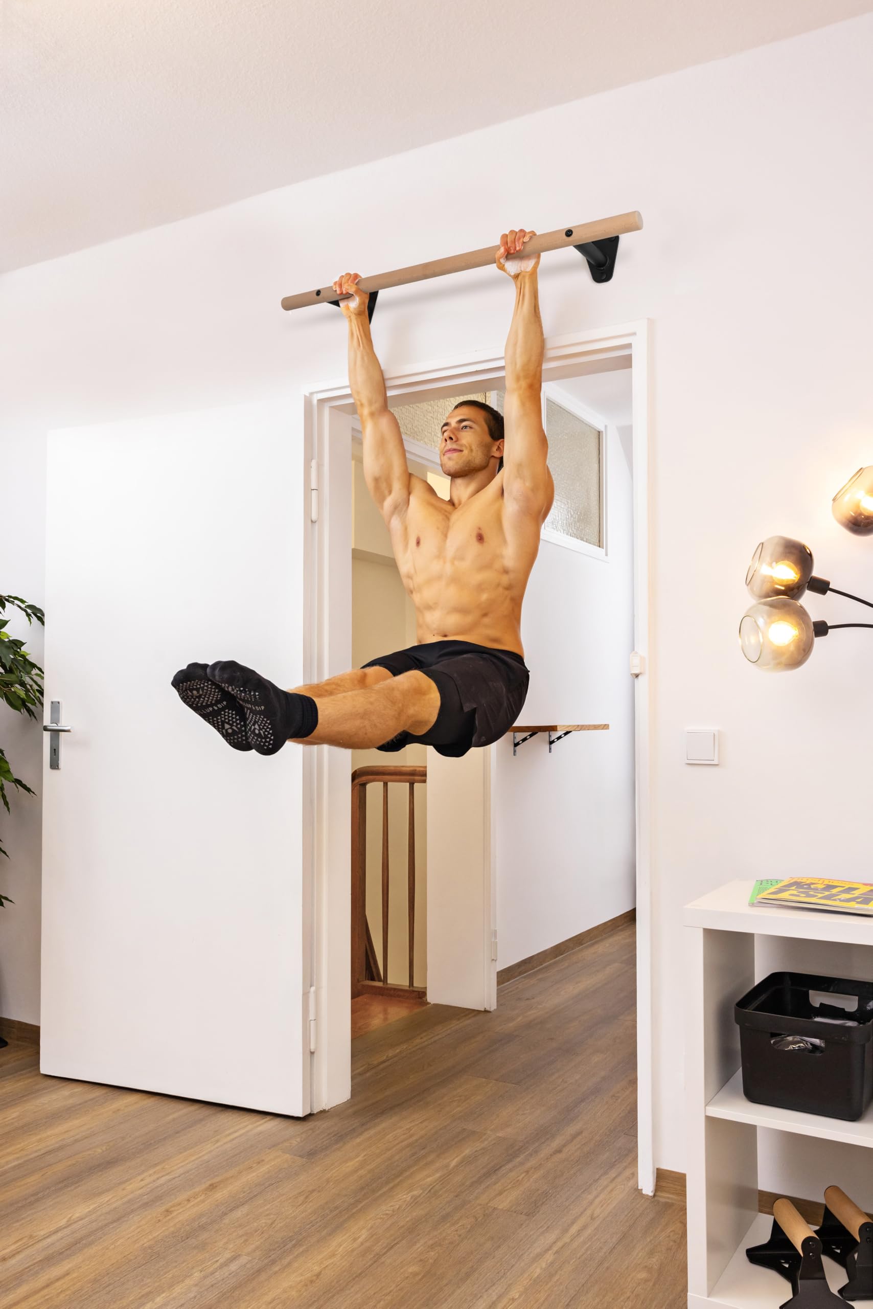 PULLUP & DIP Klimmzugstange Holz – Buchenholz Pull Up Bar zur Wandmontage über dem Türrahmen – 40 mm Griffstange für Klimmzüge & Griffkraft – Wand Klimmzugstange fürs Home Gym