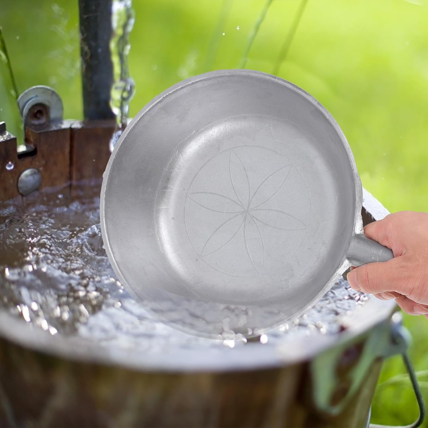 Retro Thickened Aluminum Water Ladle Medium Size Deep Kitchen Water Scoop with Short Handle for Home Use and Pot Washing Vintage Style Style