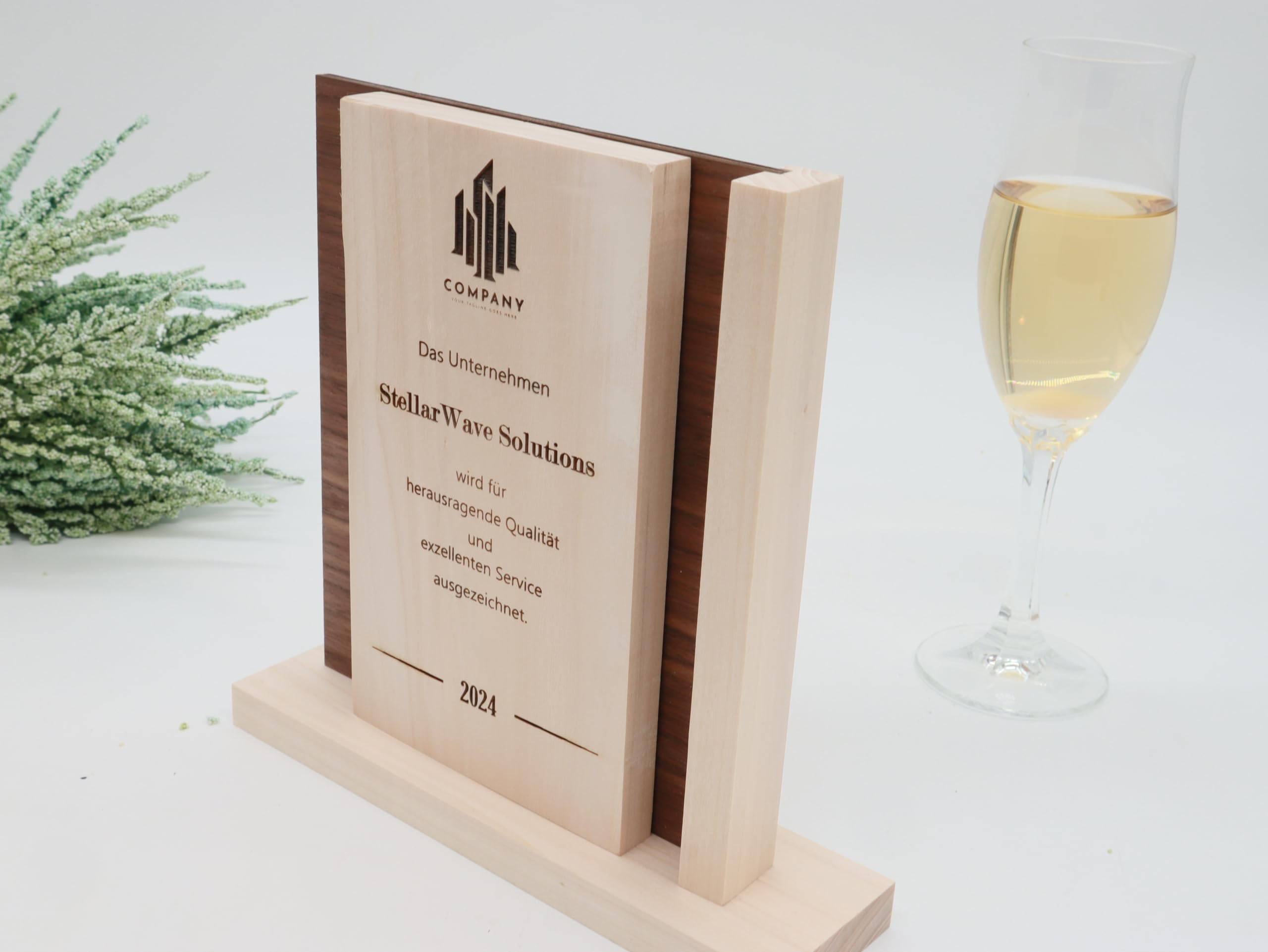 Repräsentativer Award und Trophäe, personalisiert, Kombination aus Pappel- und Nussbaum Holz, Mitarbeiter Auszeichnungen, Firmen Jubiläum, 280x190x20 mm