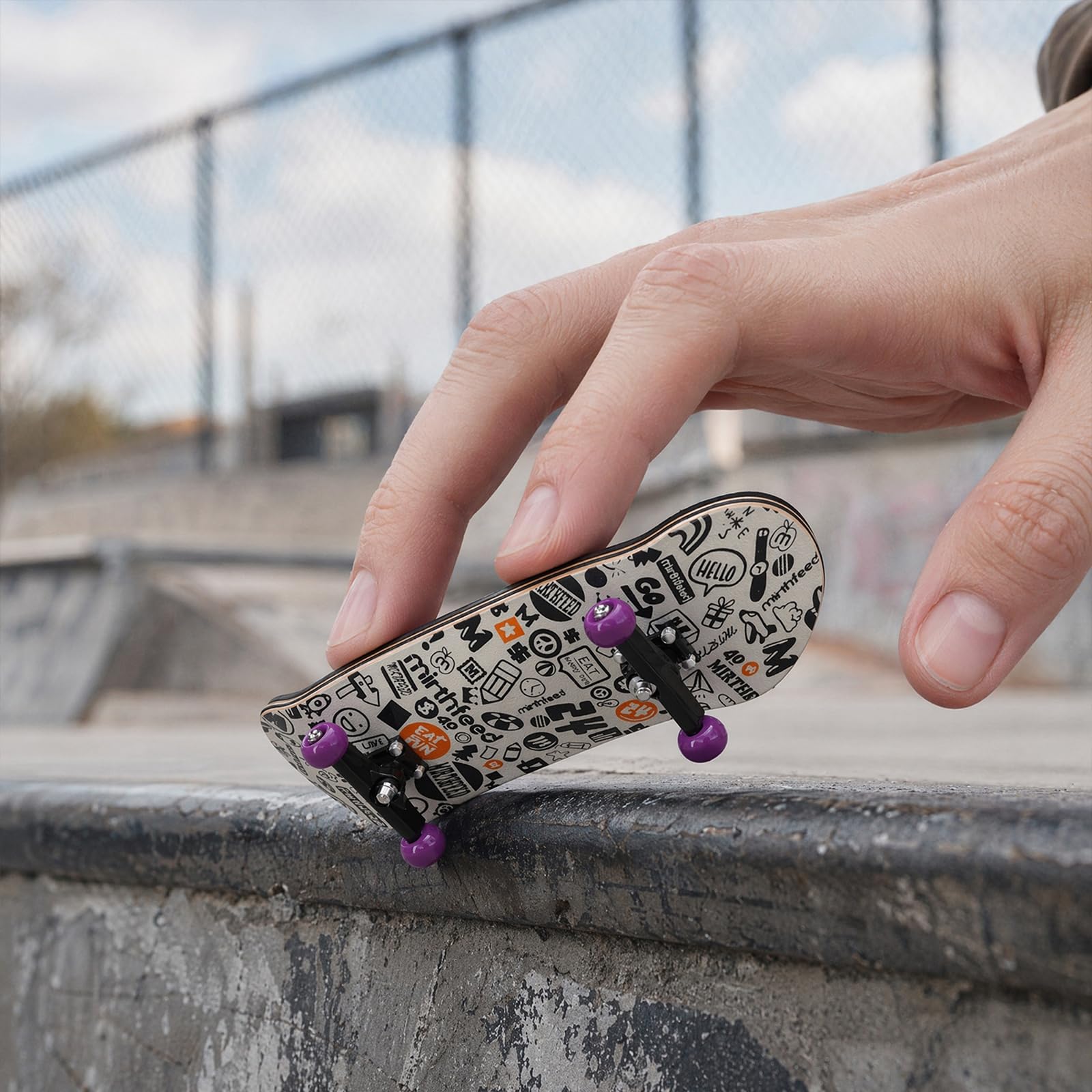 Mini Finger Skateboards,Kreatives Fingerboard,Professionelle Fingerskateboard,Ahornplatte mit Kugellagerrollen,für Skateboarding Enthusiasten(Weiß,Personen ab 14 Jahren) (Graffiti-Muster)