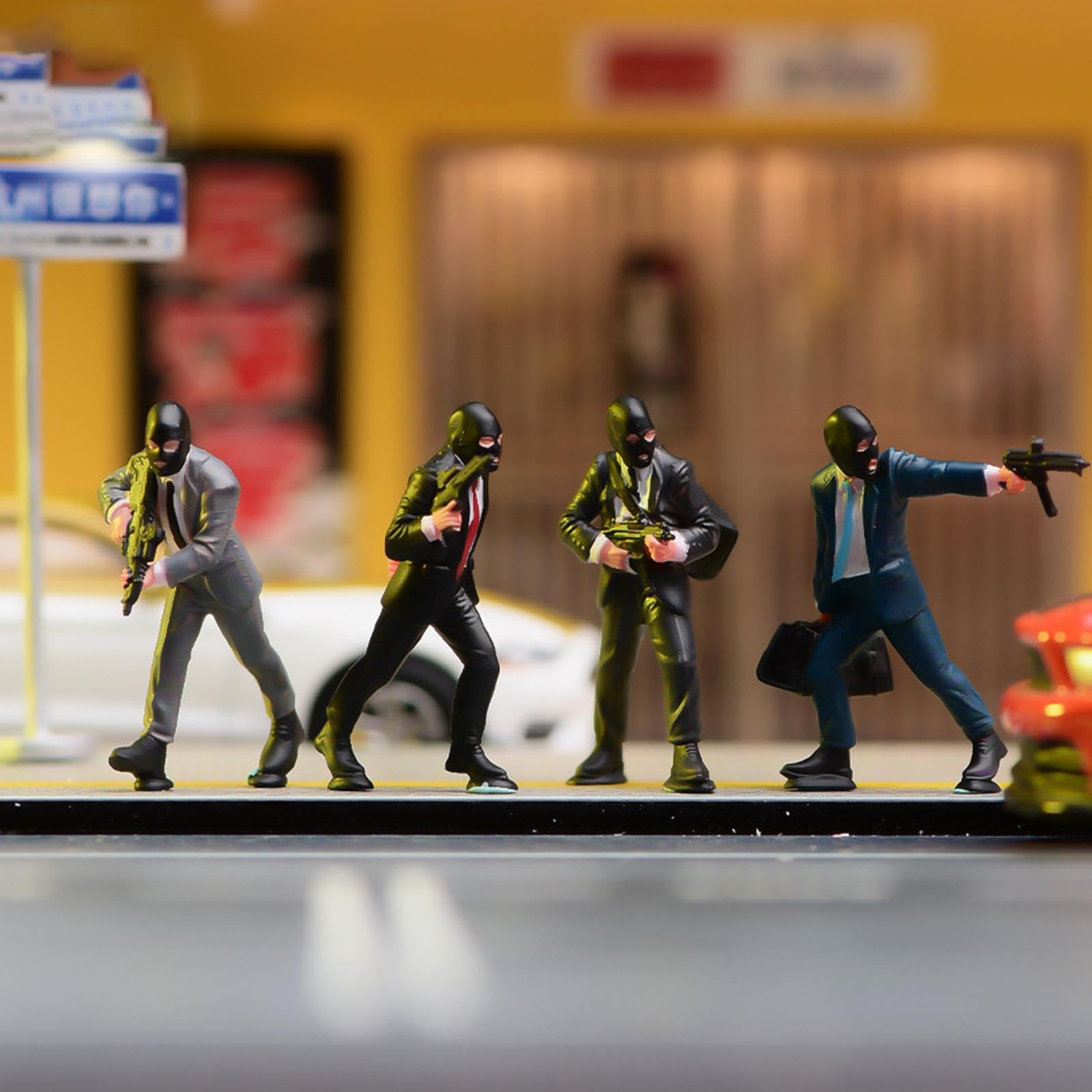 4 Modellini di Treni in Miniatura in 1:64, Scene Architettoniche in Miniatura