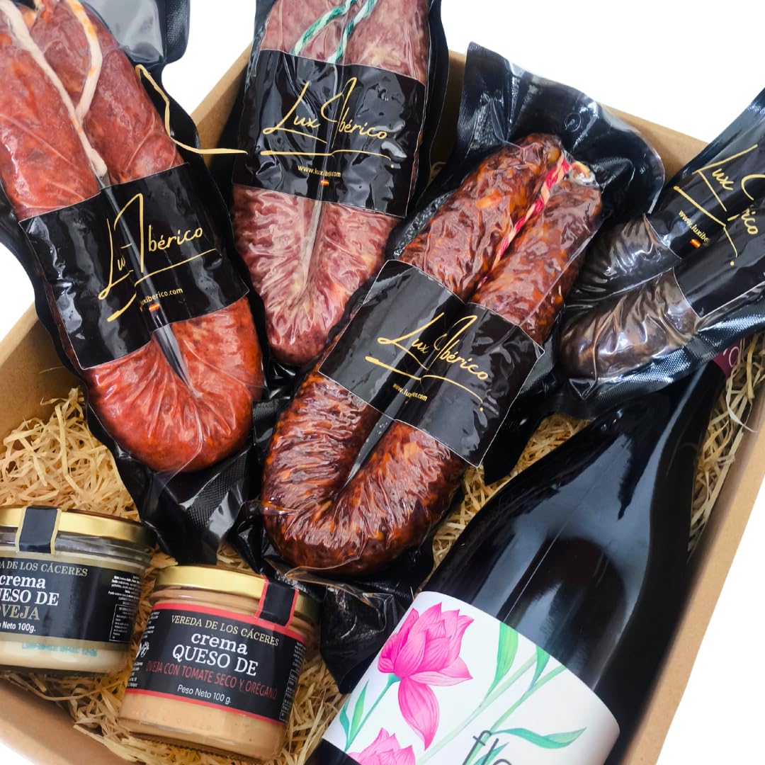 Cesta Gourmet "Capraria" - Vino Tinto, Embutido Ibérico y Morcilla | Vino tinto Gran Oro VinEspaña 2025, herradura de chorizo y salchichón, dos morcillas y dos cremas de queso de oveja.