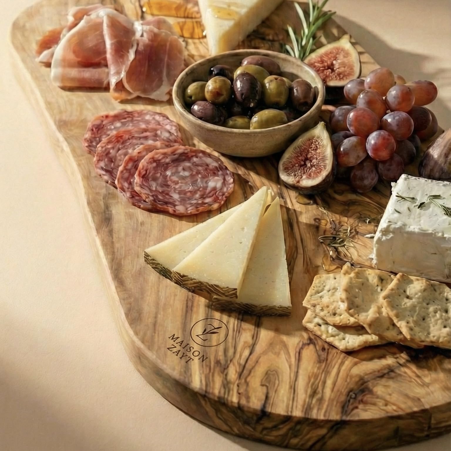 Planche de Présentation Apéritif en Bois d'Olivier Massif - Plateau Charcuterie Fromage Tapas 40cm - Design Live Edge Bord Naturel - Artisanat Tunisien - Idée Cadeau Originale
