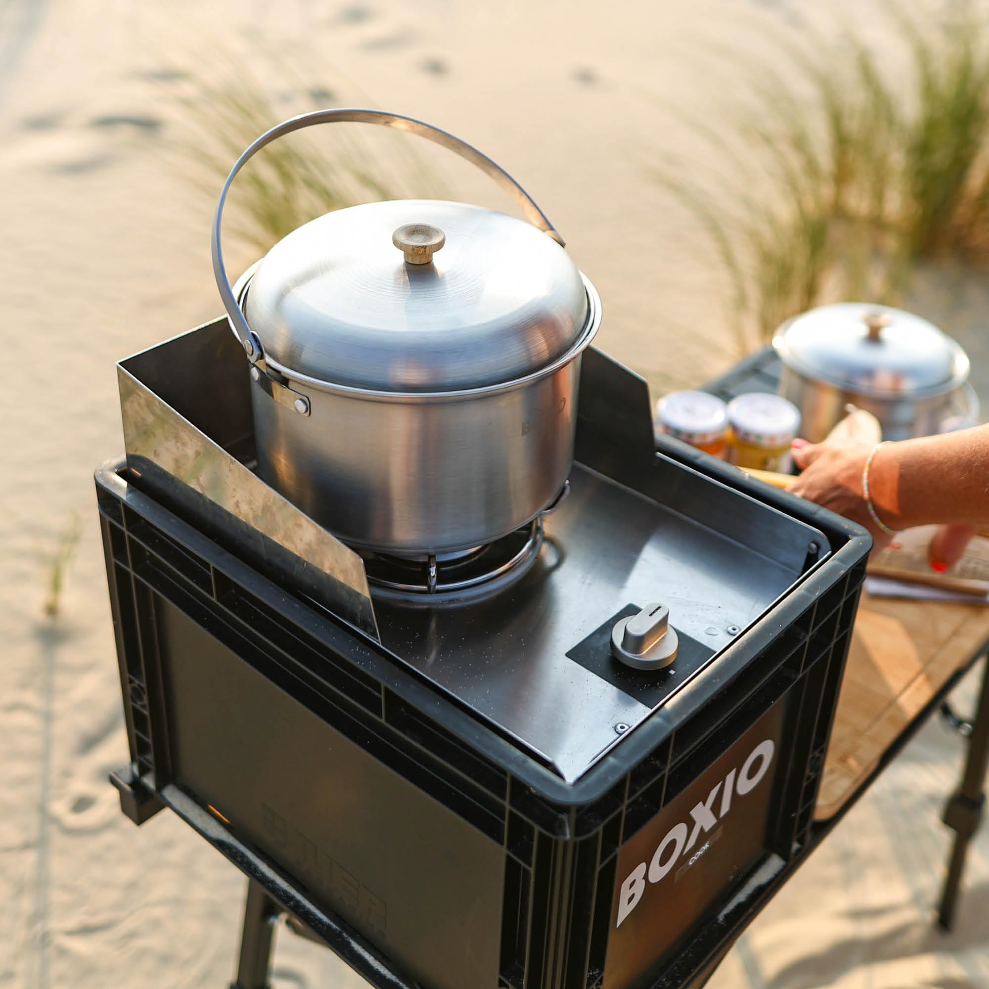 BOXIO - COOK Plus: Set di Fornello da Campeggio con Spazio di Stoccaggio, Protezione dal Vento e Set di Pentole da Campeggio, Fornello a Gas con Cartucce per Campeggio, Outdoor, Vanlife e come