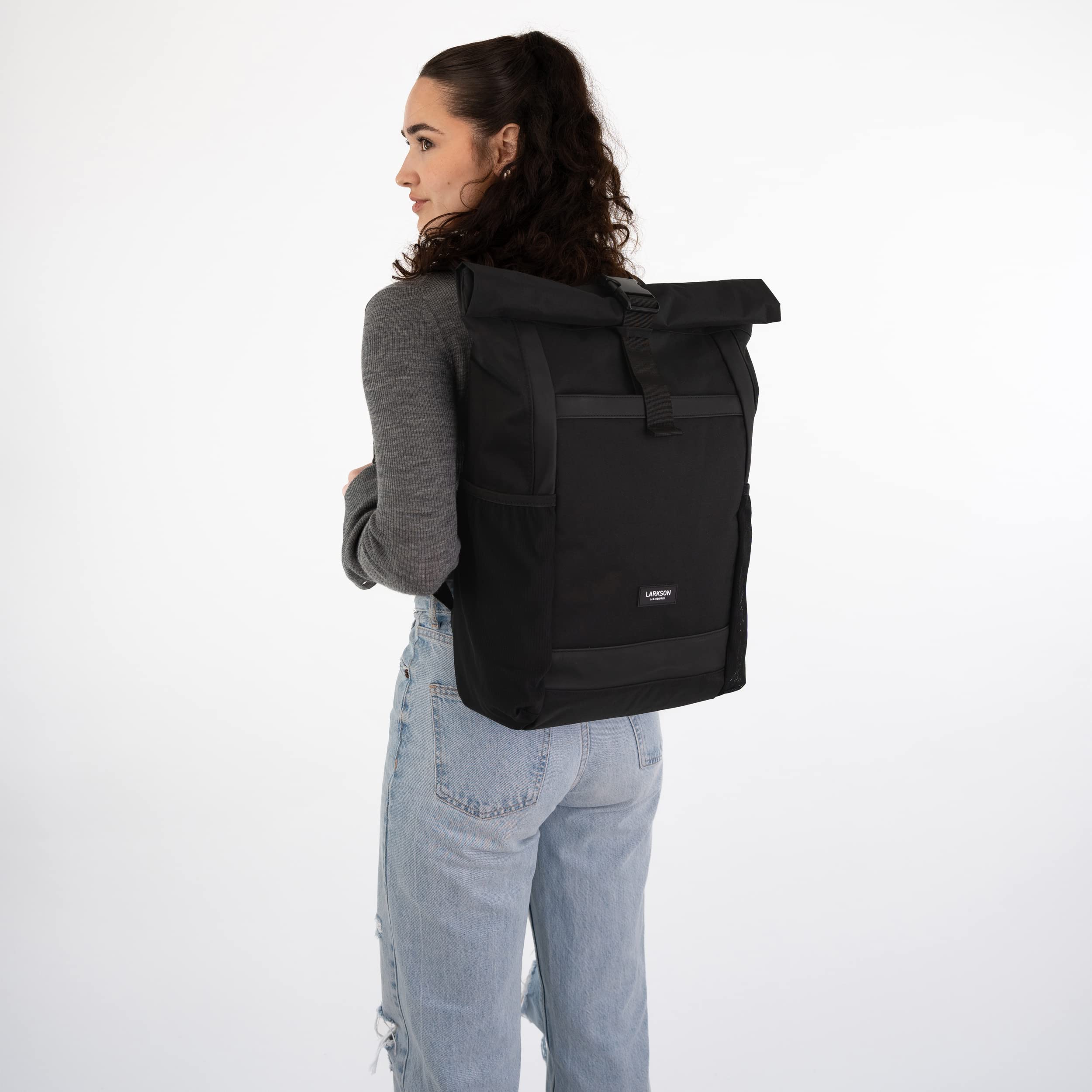 LARKSON Mochila Enrollable Hombre & Mujer Negro - No 2 - Macuto para Viaje, Uni, Trabajo - de Botellas Pet Recicladas - Bolso para Portátil 16 Pulgadas - Impermeable
