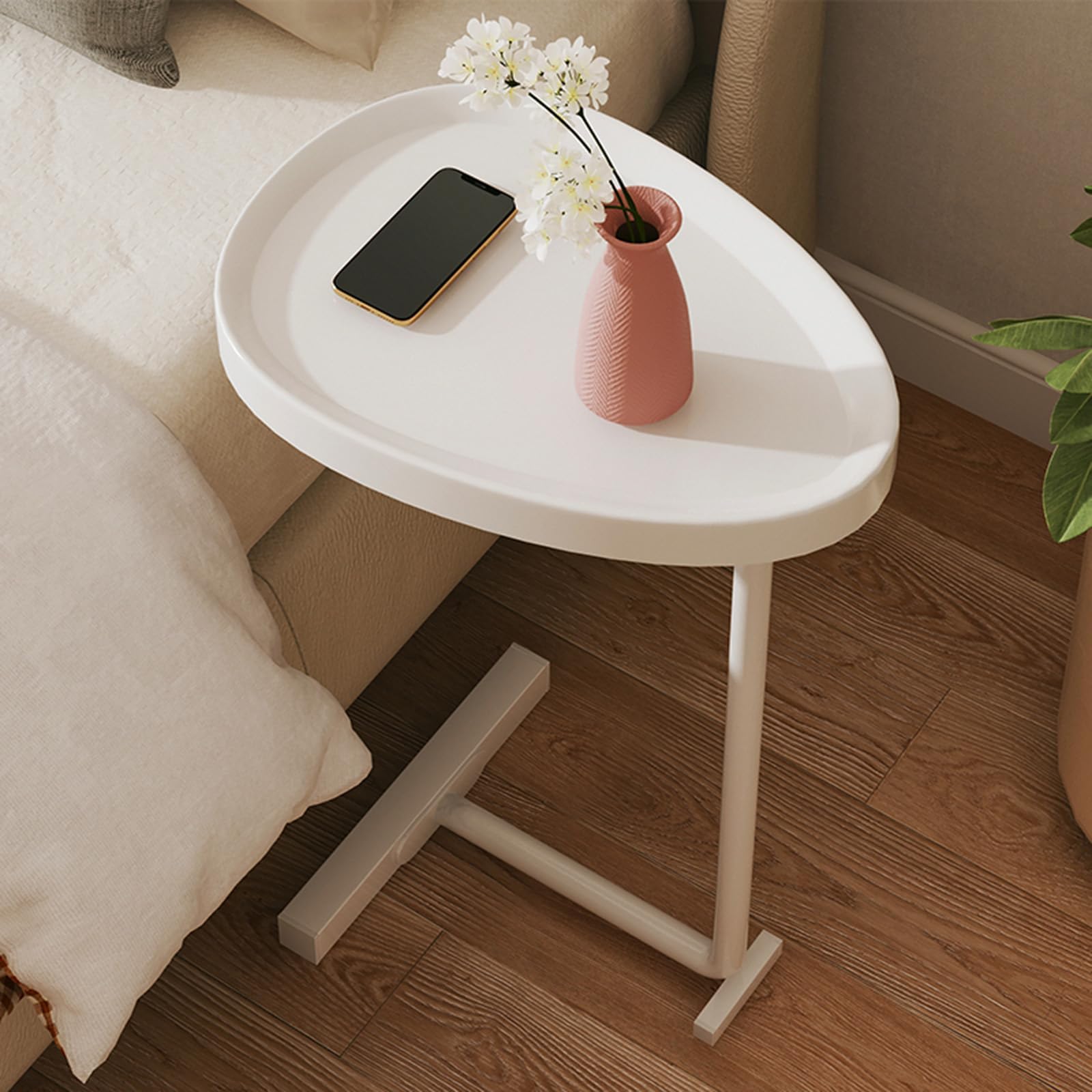 Mesa en forma de C blanca para ahorrar espacio junto al sofá