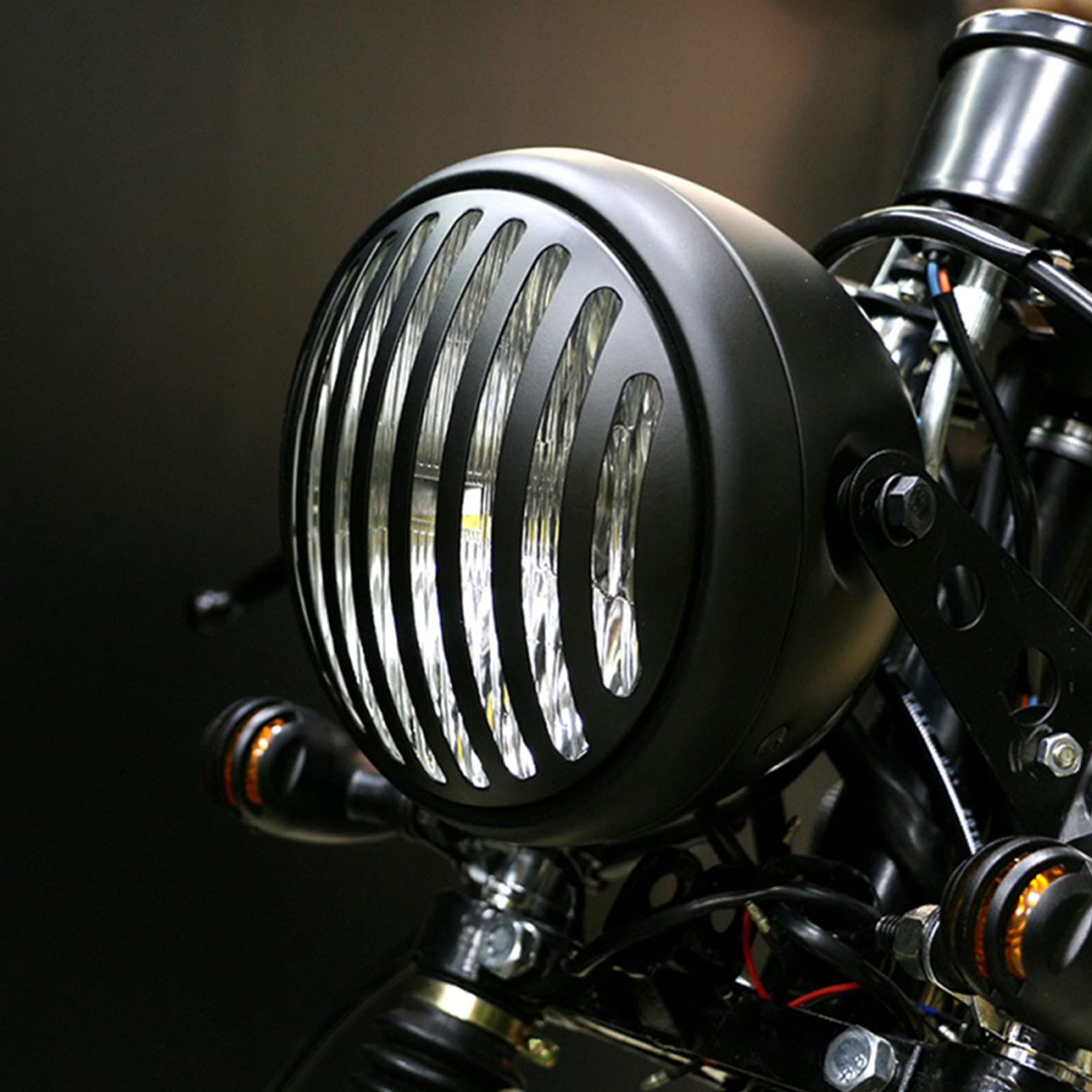 Faro rotondo per moto da 7" con griglia personalizzata e supporto di montaggio, faro anteriore universale retrò nero per moto per Softail Street Glide Chopper Cruiser CG125