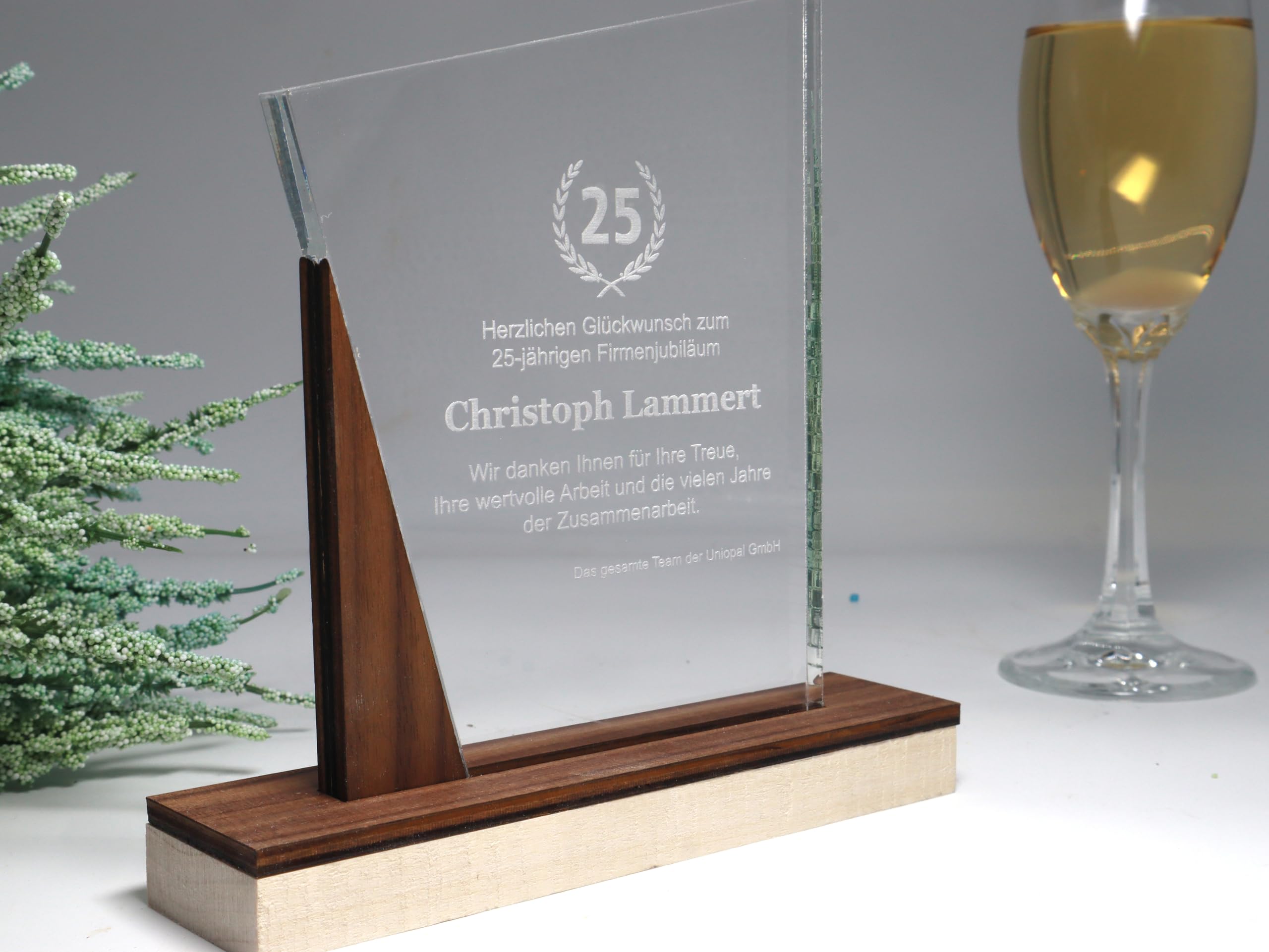 Elegante Trophäe aus Acrylglas mit Nussbaum – Individuelle Gravur – Moderne Auszeichnung & Award