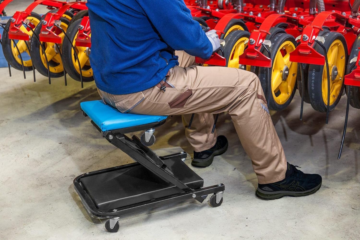 Hazet Banco rodante 195-3, Carro de taller con asiento y función reclinable, 6 ruedas para una capacidad de carga de hasta 150 kg, tapizado para trabajar cómodamente en el automóvil