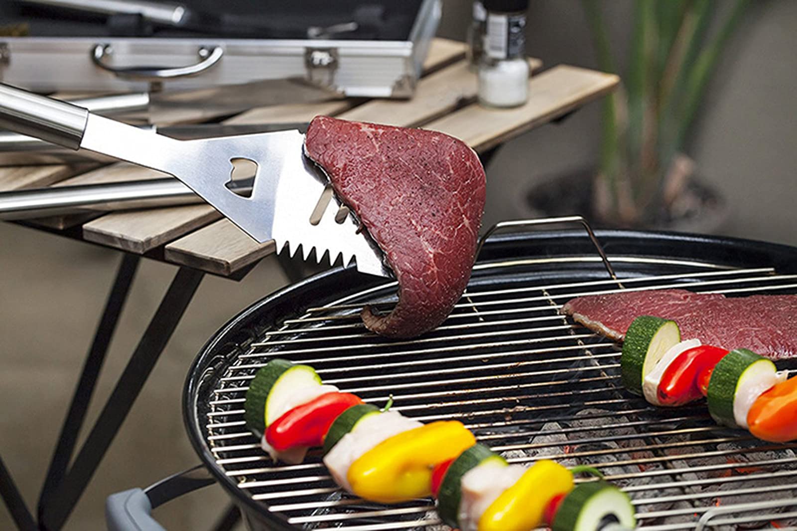 Attrezzi per Barbecue 16 Pezzi in Acciaio Inox Barbecue Grill Set Accessori Kit con Scatola di immagazzinaggio in Alluminio per Campeggio all'aperto Famiglia Picnic Festa Festa del papà