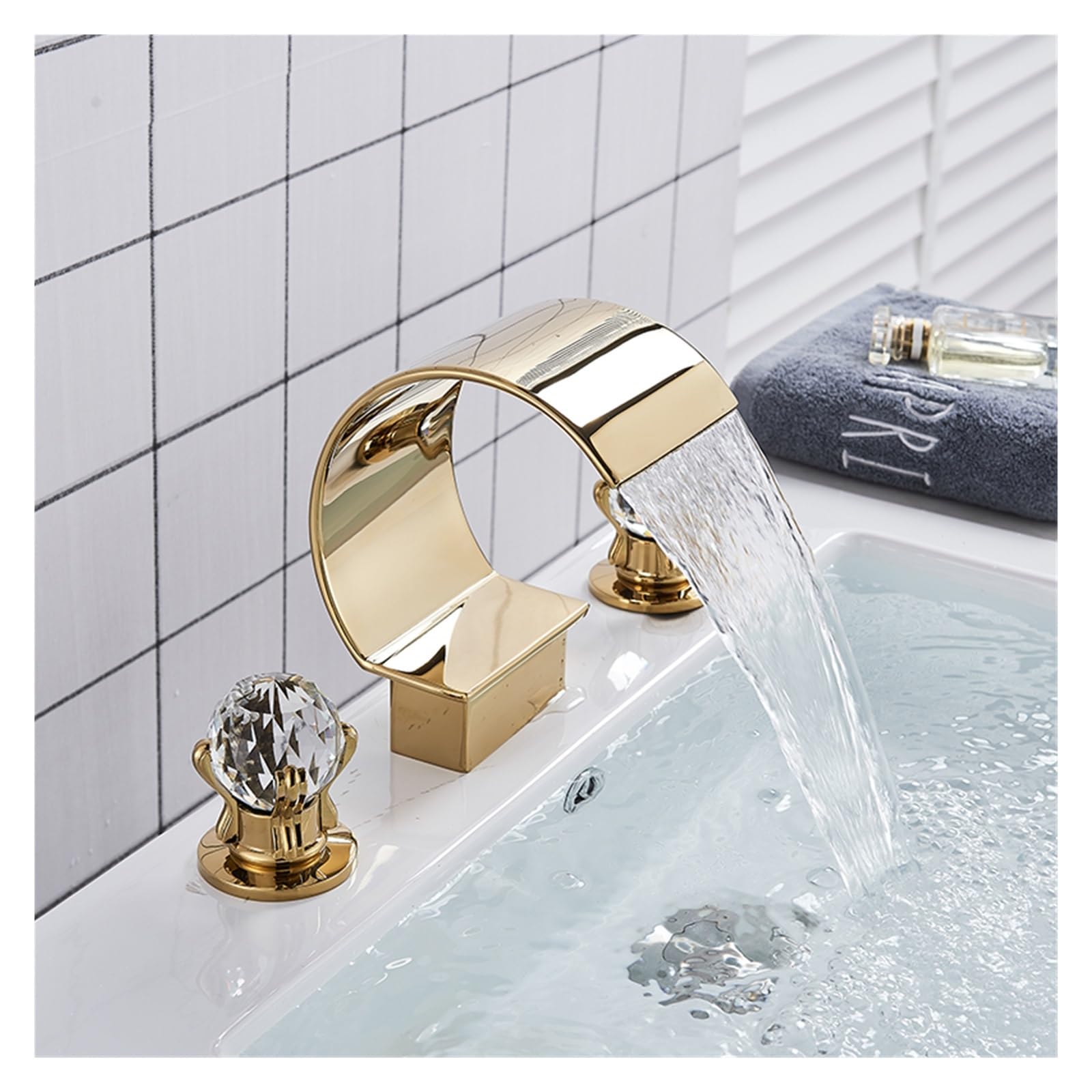 Robinet de baignoire doré pour une salle de bain moderne et un bain relaxant unique