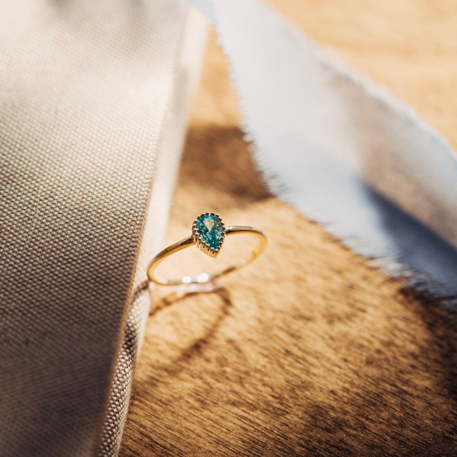 Goccia anello con pietra portafortuna argento sterling placcato oro
