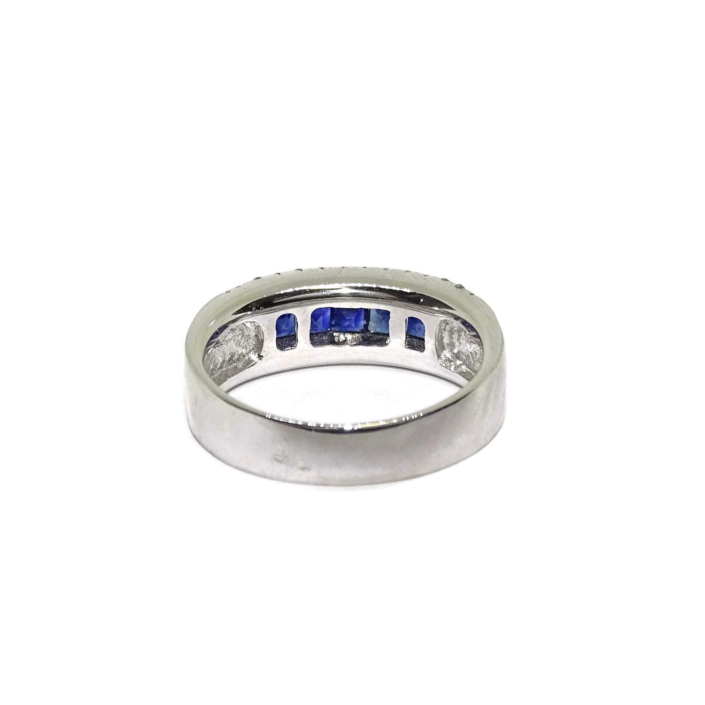 Anillo de oro blanco de 18k con 0.15cts de diamantes y 0.78cts de zafiros