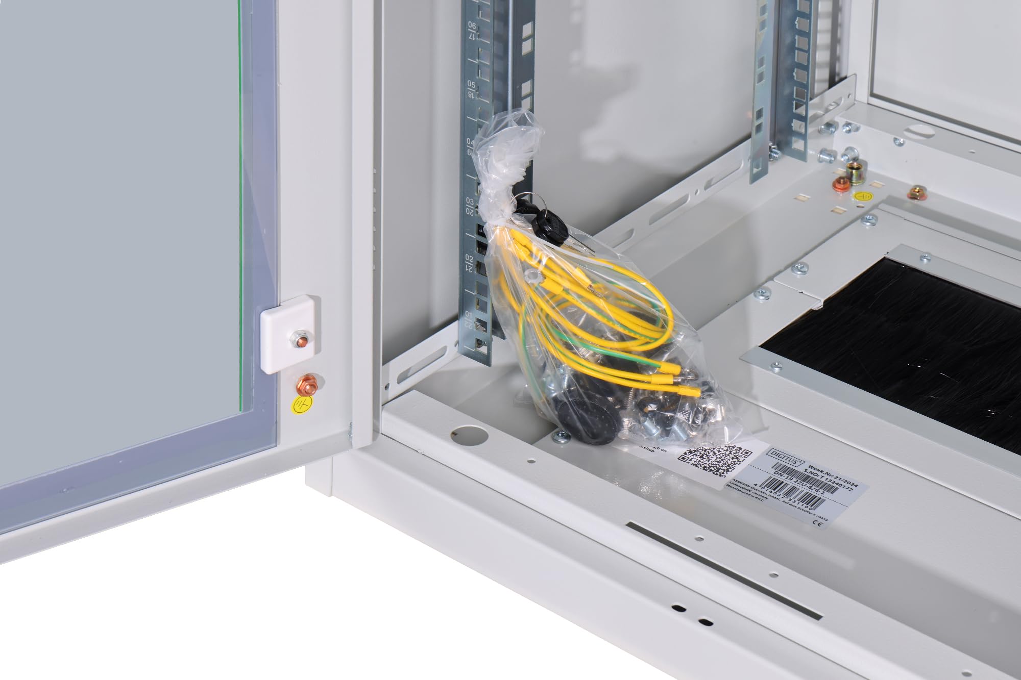 DIGITUS Armadio di rete – Rack da 19 pollici – 22U – 60x60 cm – Profondità utile 54,3 cm – Portata 1200 kg – Autoportante – Porta in vetro – Grado di protezione IP20 – Serie Unique – Grigio