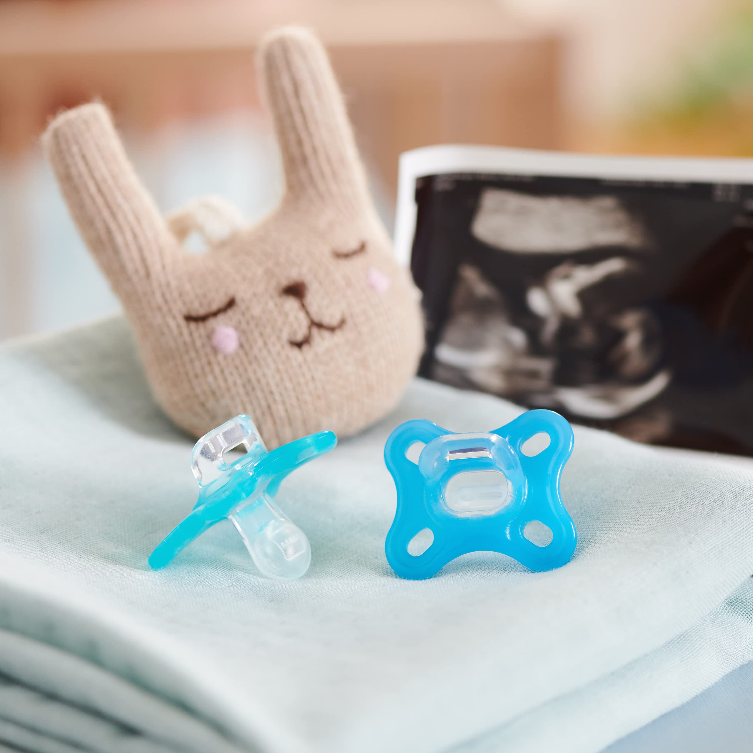 MAM Comfort Schnuller im 2er-Set, 0-2 Monate, Schnuller-Set für Früh- & Neugeborene, 100% MAM SkinSoft Silikon mit Schnullerbox, blau/türkis (Packung mit 2)