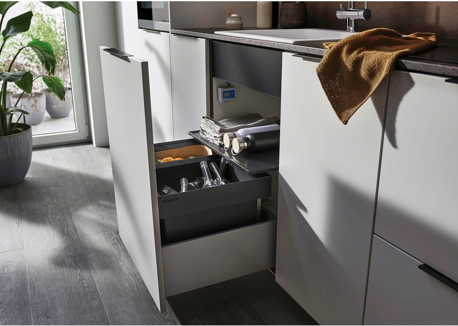 BLANCO Flexon II system with items stored on its top shelf