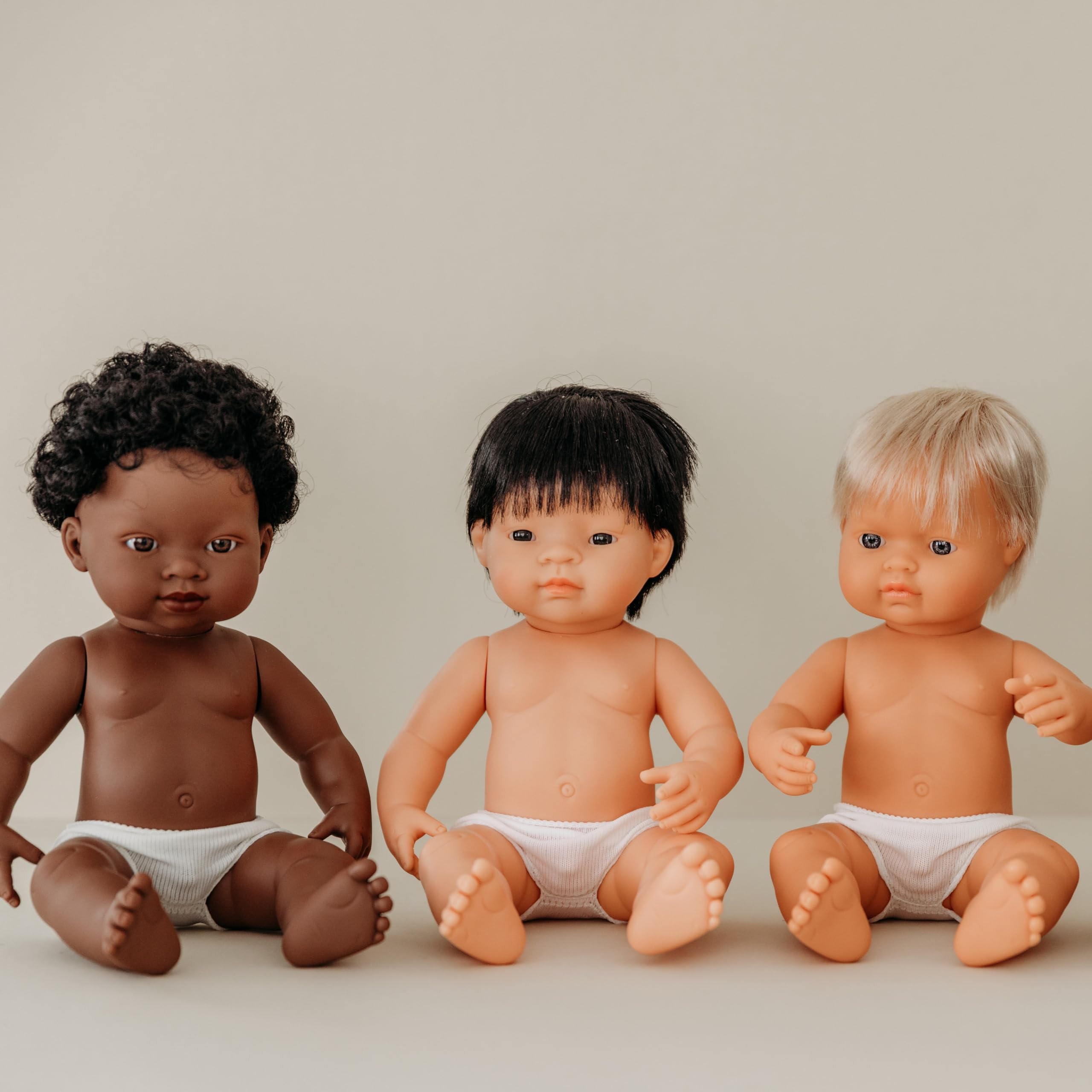 Miniland Bambola 3105 Ragazzo Asiatico 38 cm in Morbido Vinile, Resistente e Flessibile. Corpo articolato e Leggermente profumato. Anatomicamente Corretto, presentato Un Sacchetto di plastica