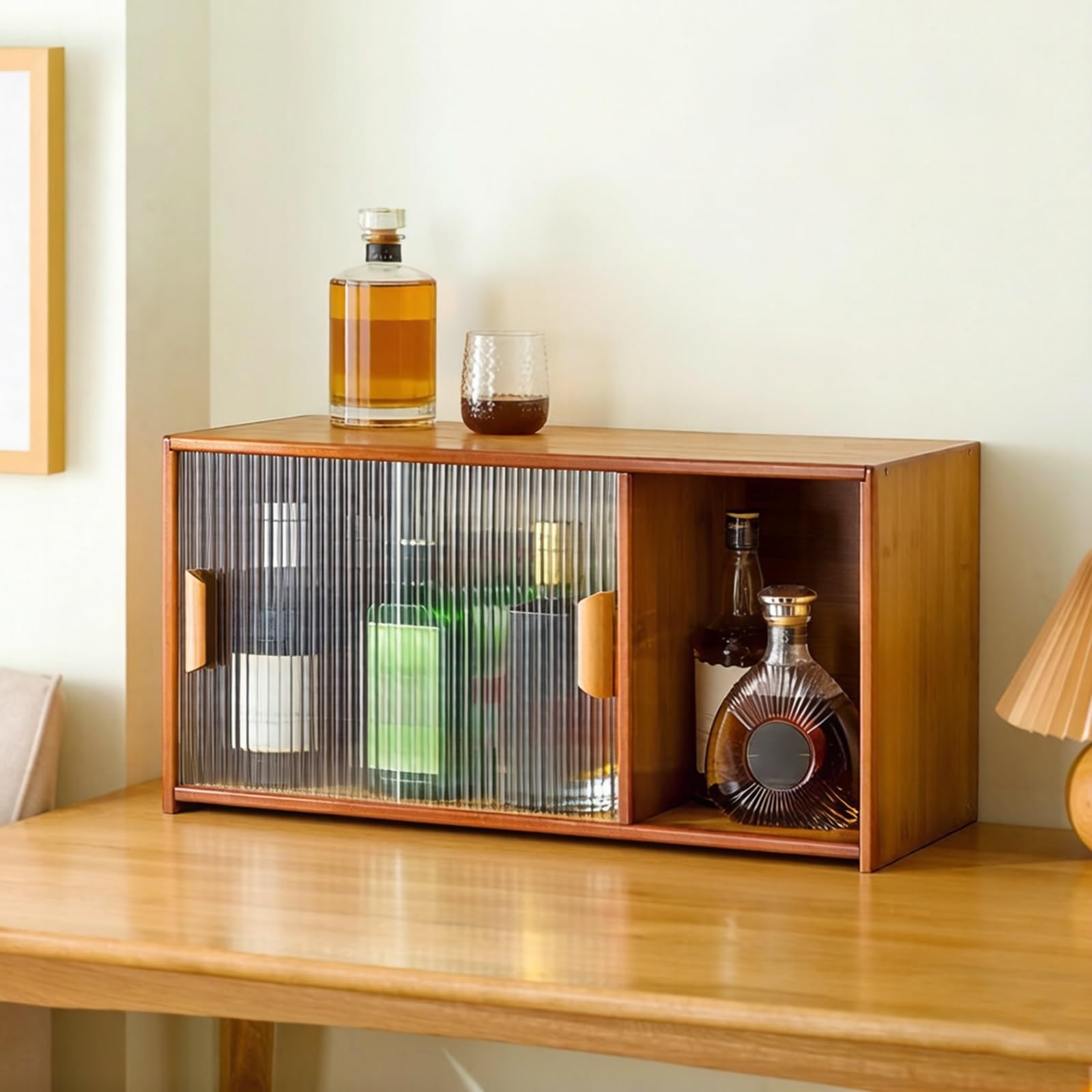 Este gabinete de almacenamiento de escritorio de bambú, organizador de medicamentos con puertas correderas acrílicas, mesa de madera para cafetería y oficina, aspecto de vidrio estriado, diseño