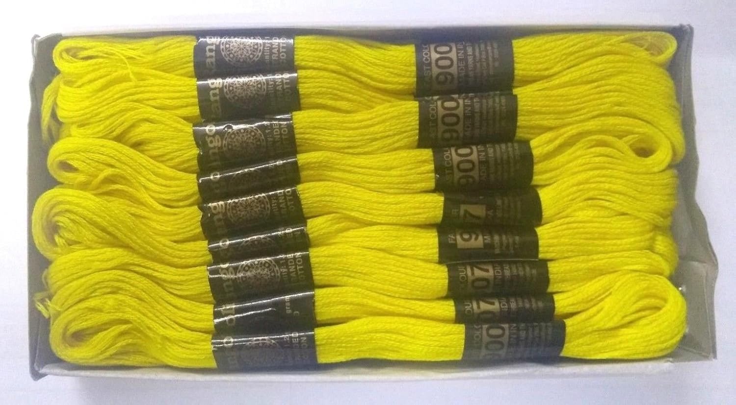 Hilo de algodón fino color amarillo limón con acabado sedoso para tejedores