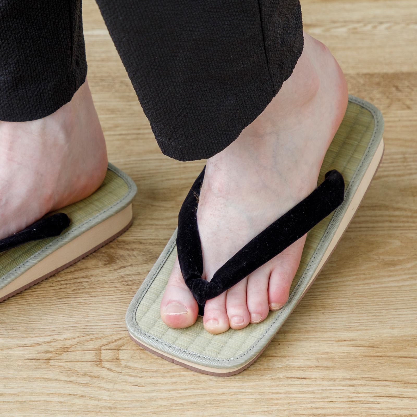 Asayu Japan Sandales Traditionnelles Japonaises en Igusa, Fabriquées au Japon, Tatami Zori, Absorbantes et Résistantes aux Odeurs - Lanière Noire, Taille Homme EU 40 à 43.
