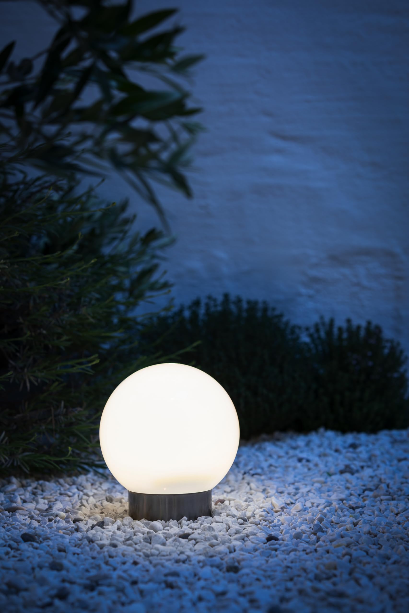 Dehner Zmieniająca kolor kula solarna z kolcem uziemiającym, Ø 15 cm, tworzywo sztuczne