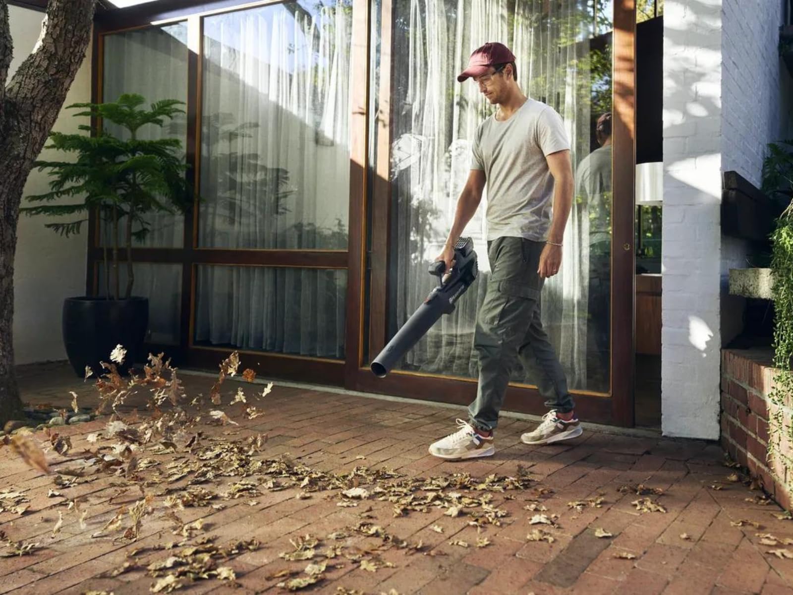 Husqvarna Aspire B8X-P4A - Soplador de hojas de batería con batería de 4 Ah y cargador incluidos, conveniente y potente con 3 rendimiento ajustable