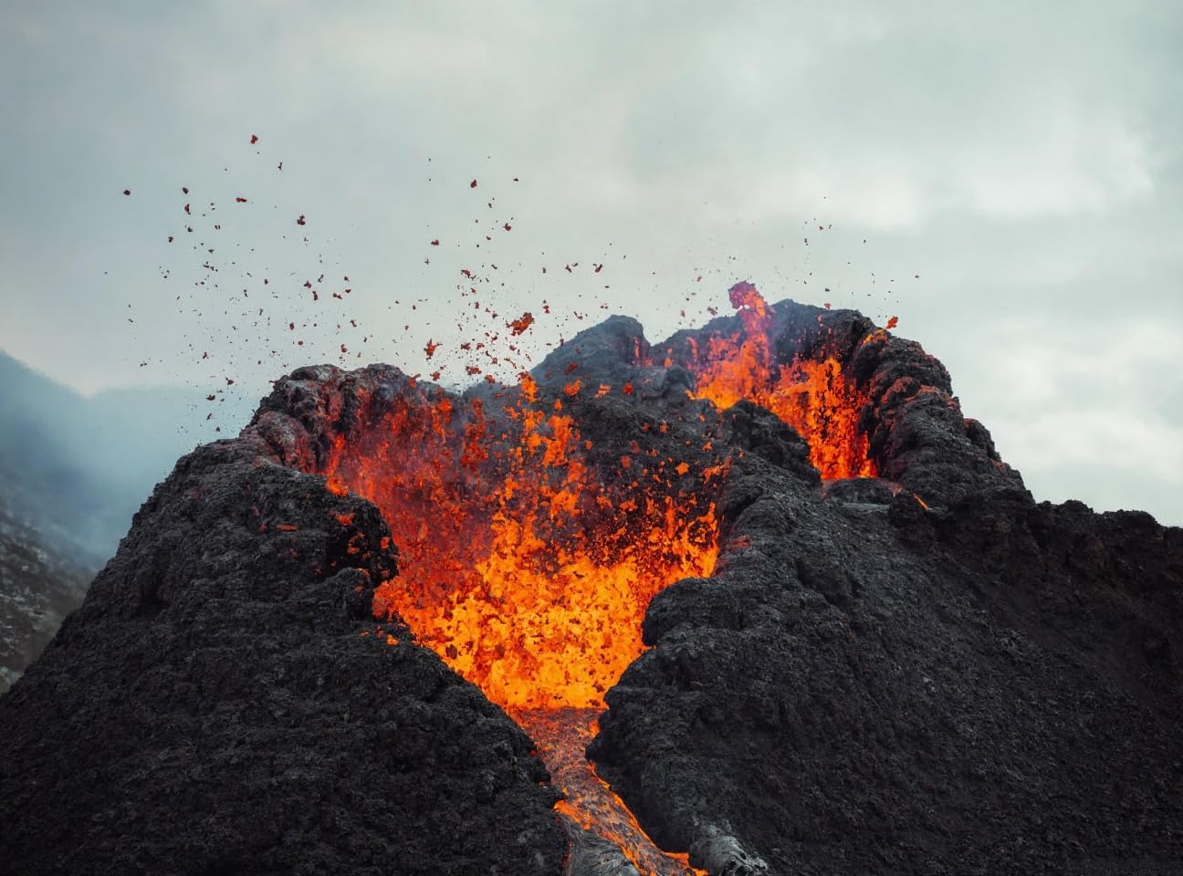 adrium Cuadro acrílico de 100 x 70 cm: Islandia erupción volcánica 2021. El volcán Fagradalsfjall se encuentra en el valle de Geldingadalir, cerca de Grindavik y Reykjavik.