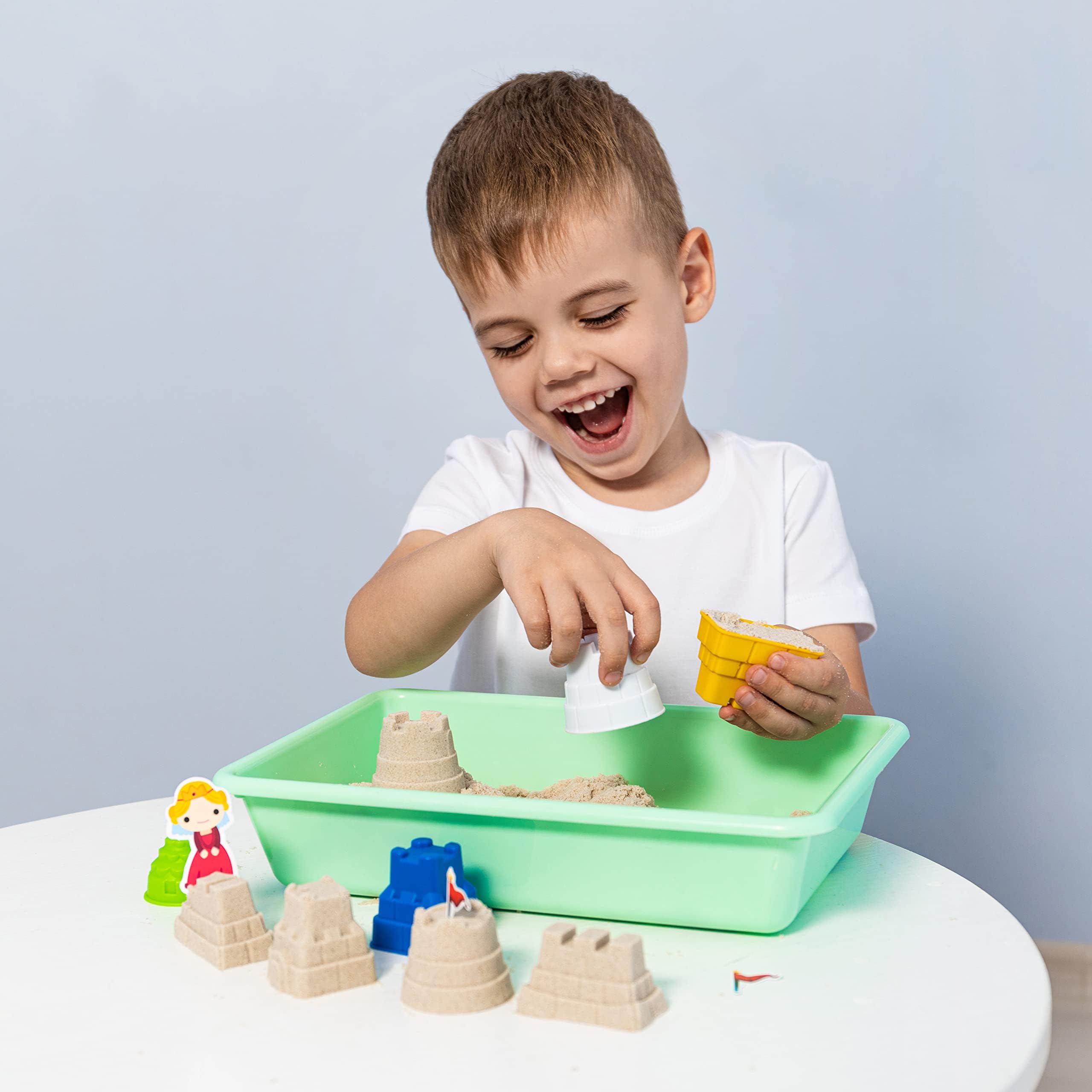 Genio Kids Juego de Arena Mágica para Niños - 1 kg de Arena Moldeable con Arenero y 4 Moldes de Castillo Natural Color, Juguete Educativo y Sensorial, Regalo Ideal para Niños de 3 4 5 6 7 8 9 Años