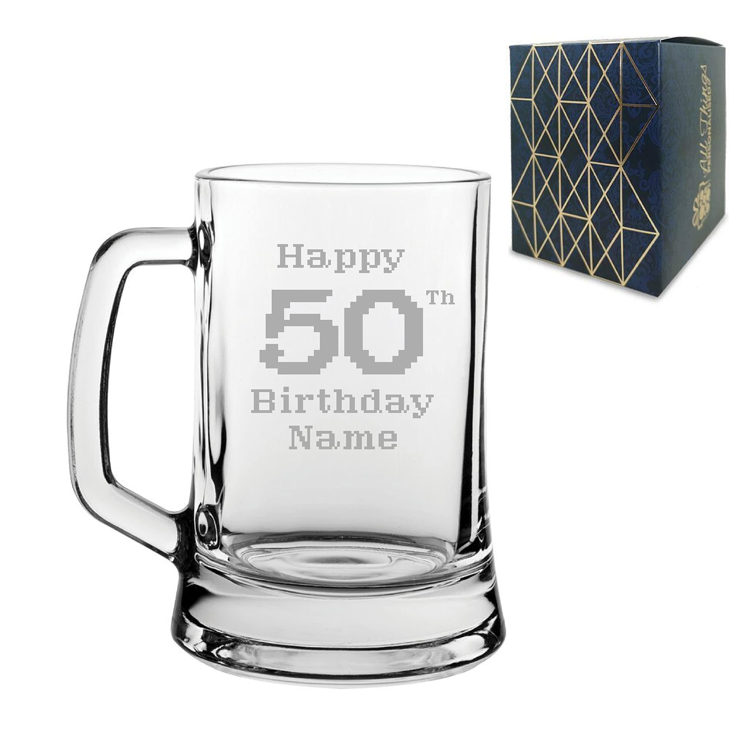 Chope à bière gravée personnalisée avec inscription « Stein Happy 50th Birthday » - Design pixelisé - Boîte cadeau - Verre à bière classique de 495 ml - N'importe quel nom - Gravé au Royaume-Uni