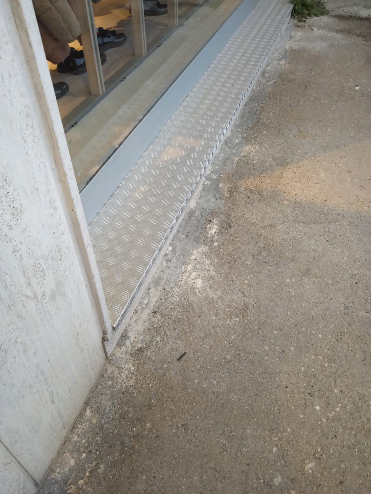 Profilo ANGOLARE in alluminio MANDORLATO IN ALLUMINIO PARASPIGOLI lati non uguali (150x30x1000mm)