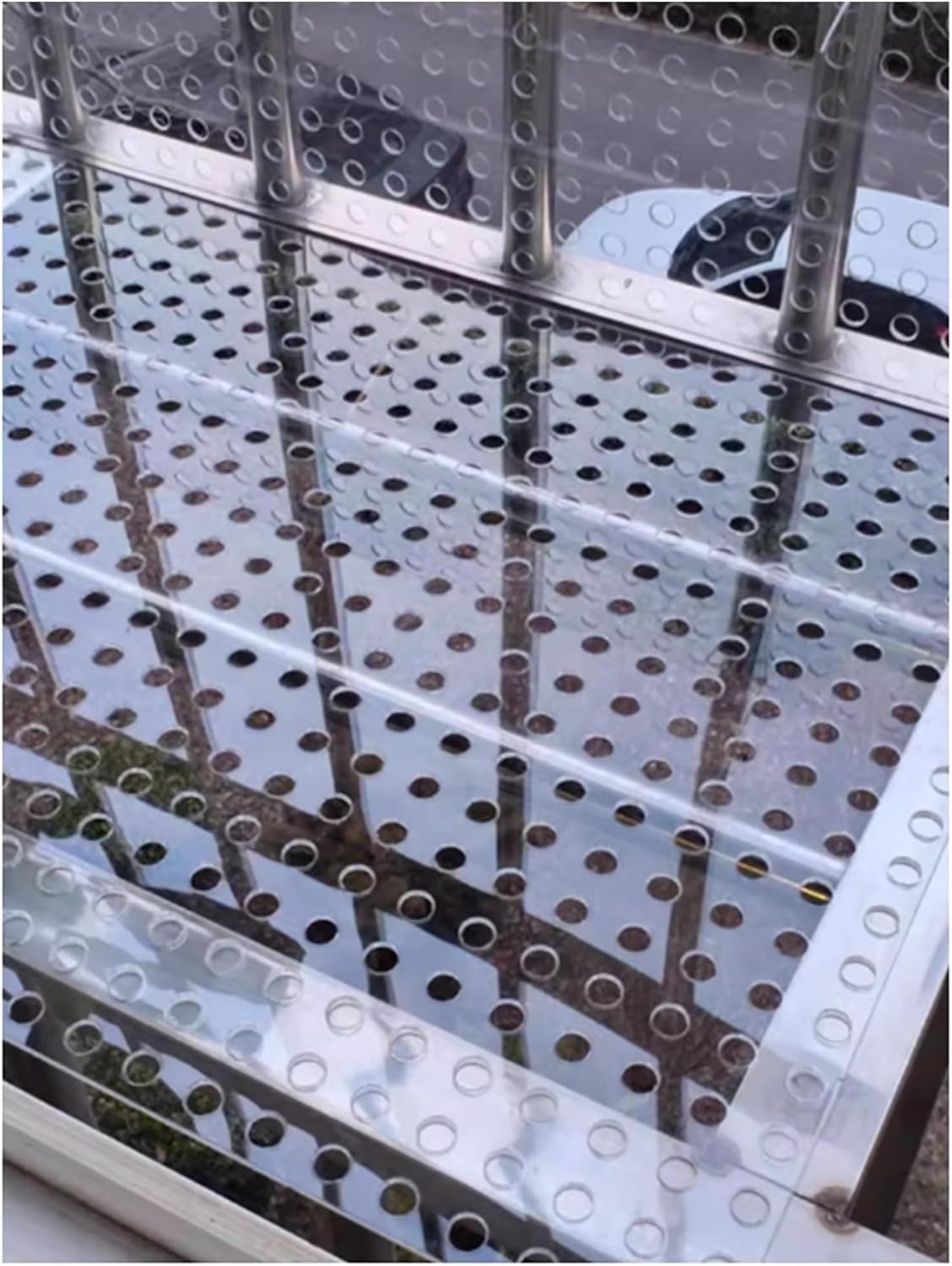 Plaque en maille plastique perforée légère et transparente en acrylique