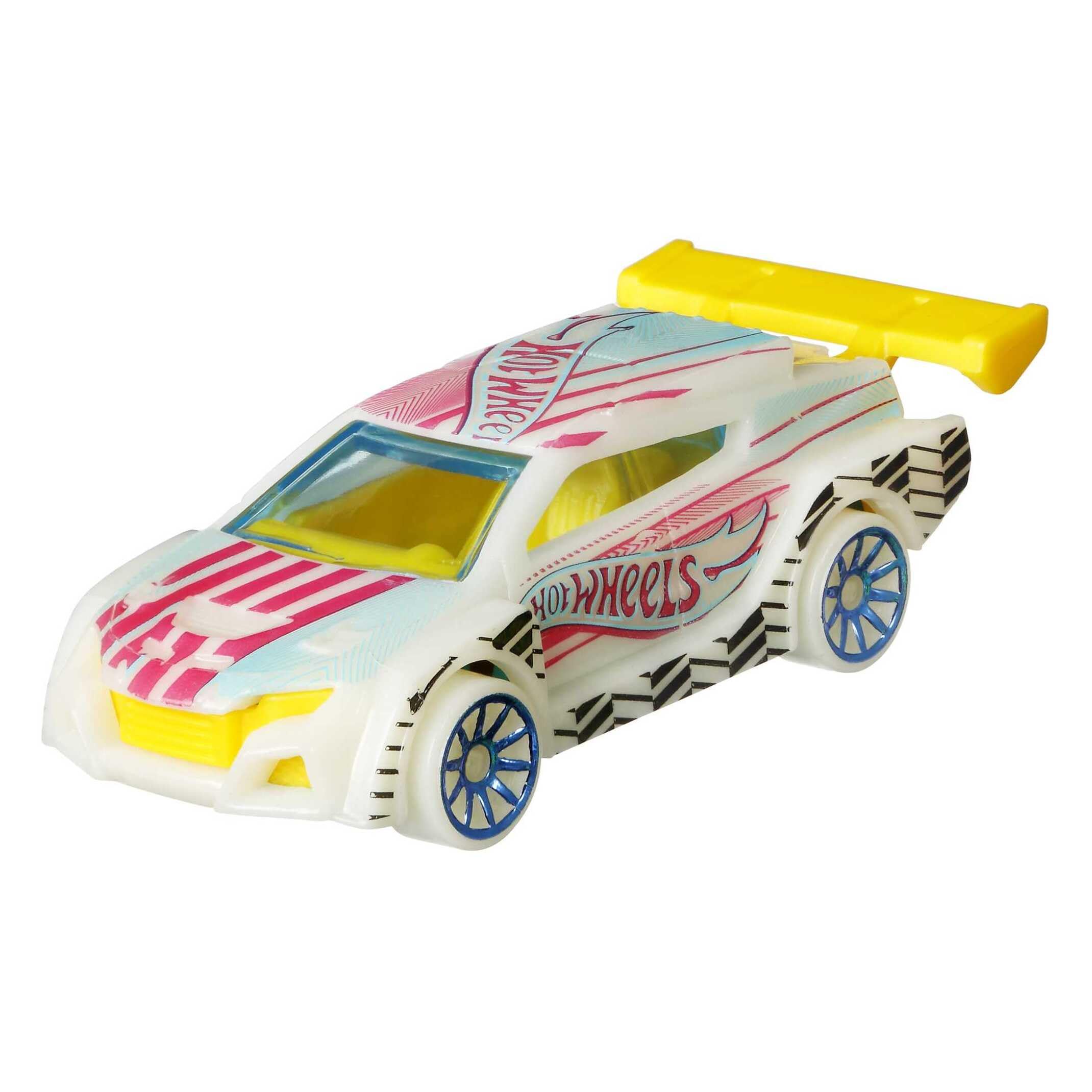 Hot Wheels Multipack Glow in The Dark™ Monster Trucks 10 vehículos de Juguete: 5 Monster Trucks y 5 Coches a Escala 1:64, Regalo Coleccionable para niños de Entre 4 y 8 años, HCB57