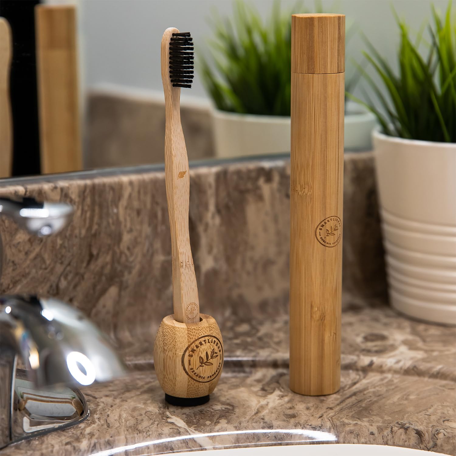 Spazzolini da denti in carbone di bambù (confezione da 4) con custodia da viaggio e supporto, setole extra morbide per adulti e bambini, kit da viaggio biologico senza sprechi, copertura in legno
