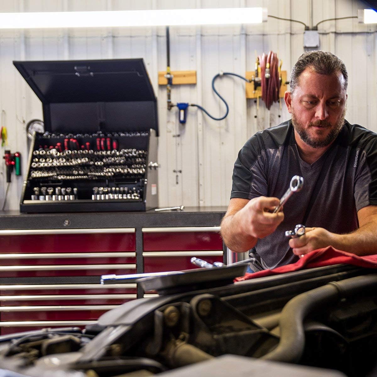 Montezuma – XL450B – 36-Inch Portable TRIANGLE Toolbox – Multi-Tier Design – 16-Gauge Construction – SAE and Metric Tool Chest – Weather-Resistant Toolbox – Lock and Latching System, Black