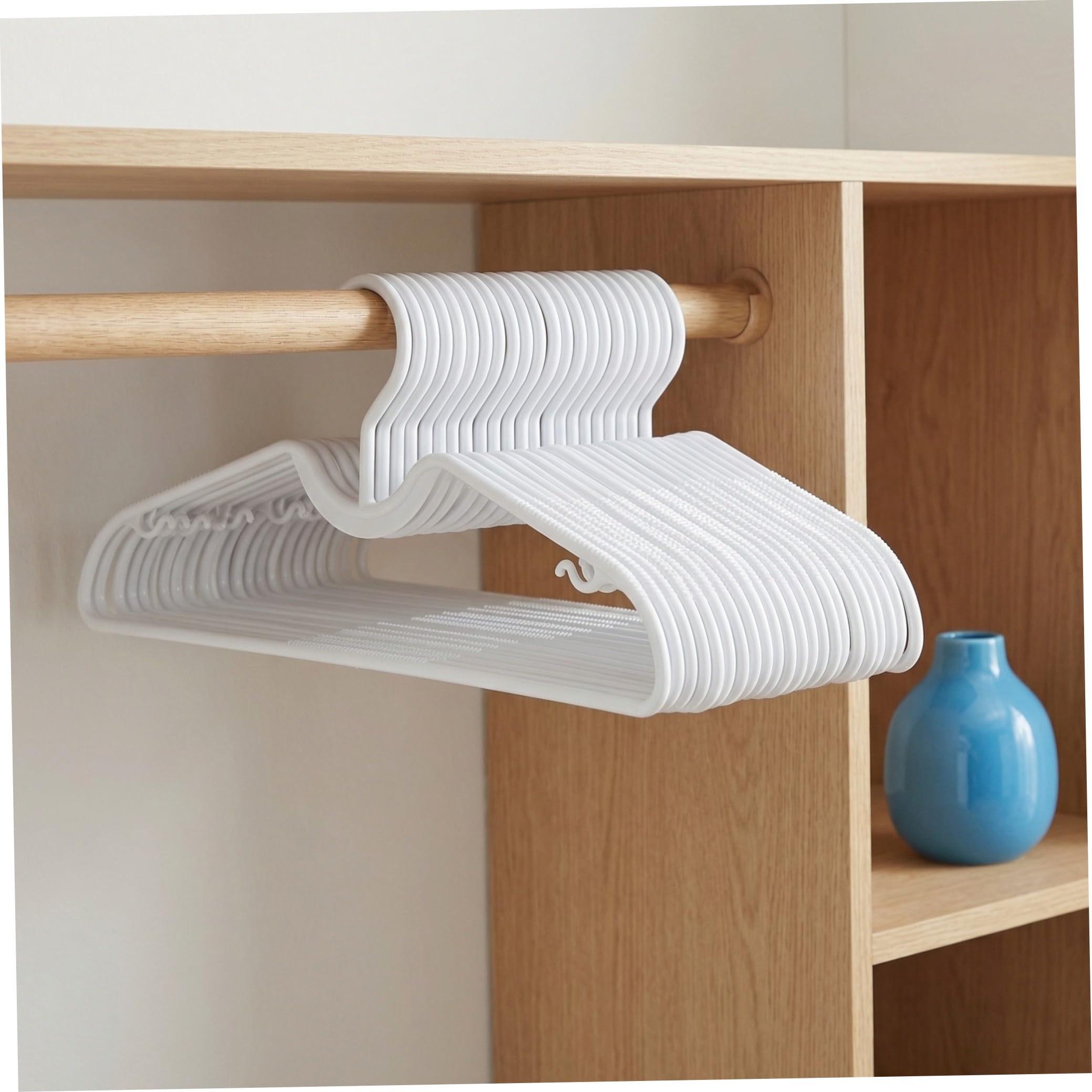 Kleiderbügel für den Kleiderschrank, Kleiderbügel aus Kunststoff, 30 Stück, weiß, platzsparend, Kurzhalsdesign, für Kleidung und Kapuzenpullover