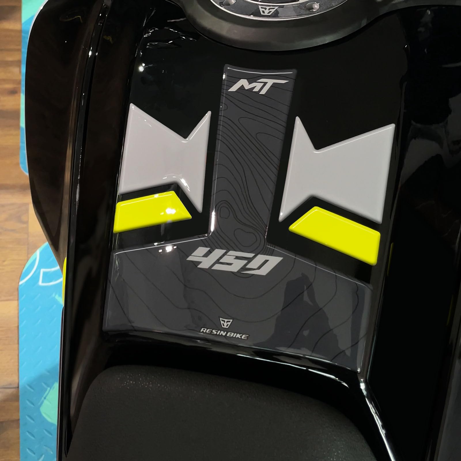 Resin Bike Kit Adesivi Moto Compatibile con CF MOTO 450 MT 2024-2026 Tundra Grey Protezioni Moto Serbatoio Completa da Urti e Graffi. Adesivi Resinati con Effetto 3D Made in Italy