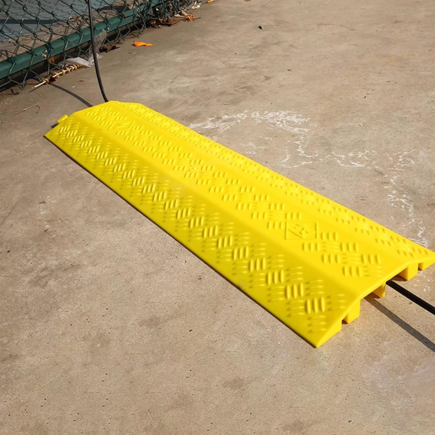 ケーブルプロテクターランプ、2チャンネルゴム製スピードバンプ、住宅地、個人ガレージ、庭園用の床ケーブルカバー