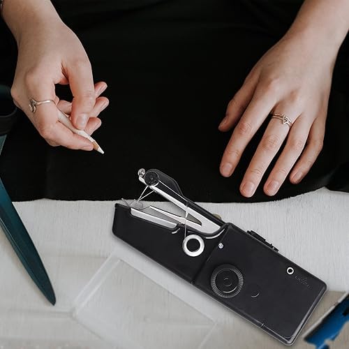 Miniatura 8 de Mini máquina de coser de mano, máquina de coser eléctrica portátil para principiantes, fácil de usar y costura rápida, adecuada para ropa, telas y